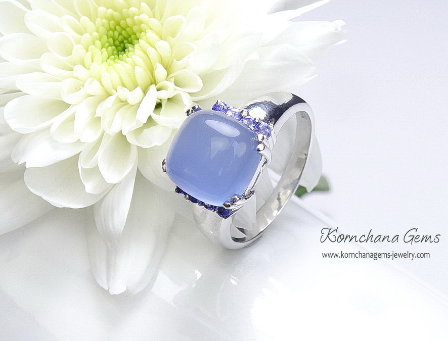 แหวนโมรา blue chalcedony สีฟ้าพาสเทลหวานละมุน อัญมณีแห่งการอวยพร และความสำเร็จ แมทซ์กับพลอยด้านข้างสีม่วงเข้ม ชิ้นงานประณีต