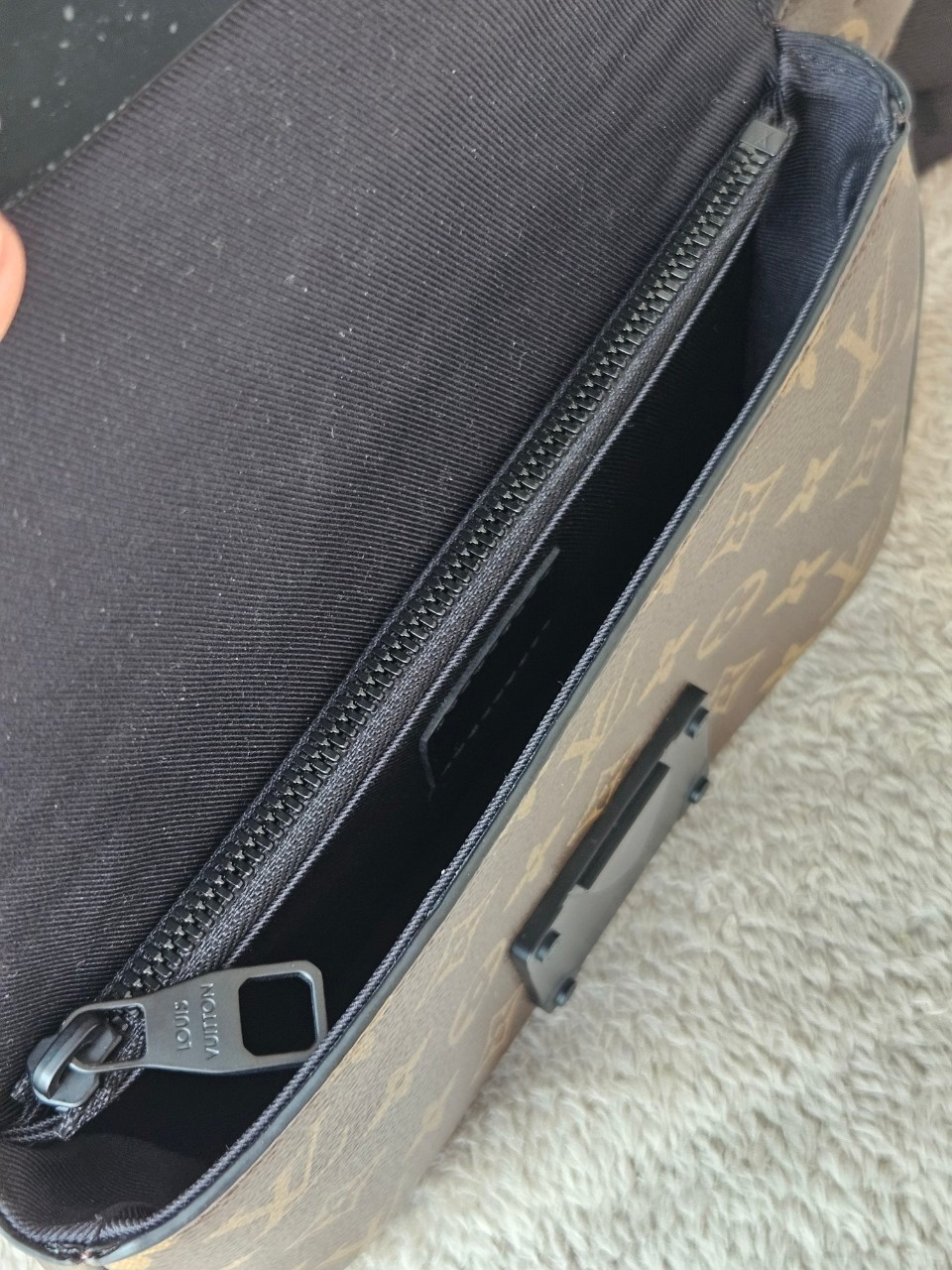 LV S-Lock Slingbag Microchip