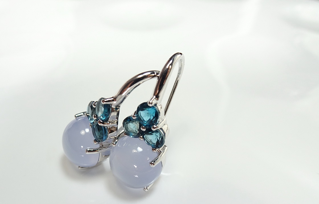 เซ็ทแหวนและต่างหูพลอยสีฟ้าบลูคาลซิโดนี (blue chalcedony) สีฟ้าพาสเทล หวานละมุน แมทซ์กับพลอยสีน้ำเงิน london blue topaz ที่บ่าข้าง สวยหวานลงตัว ตัวเรือนเงินแท้
