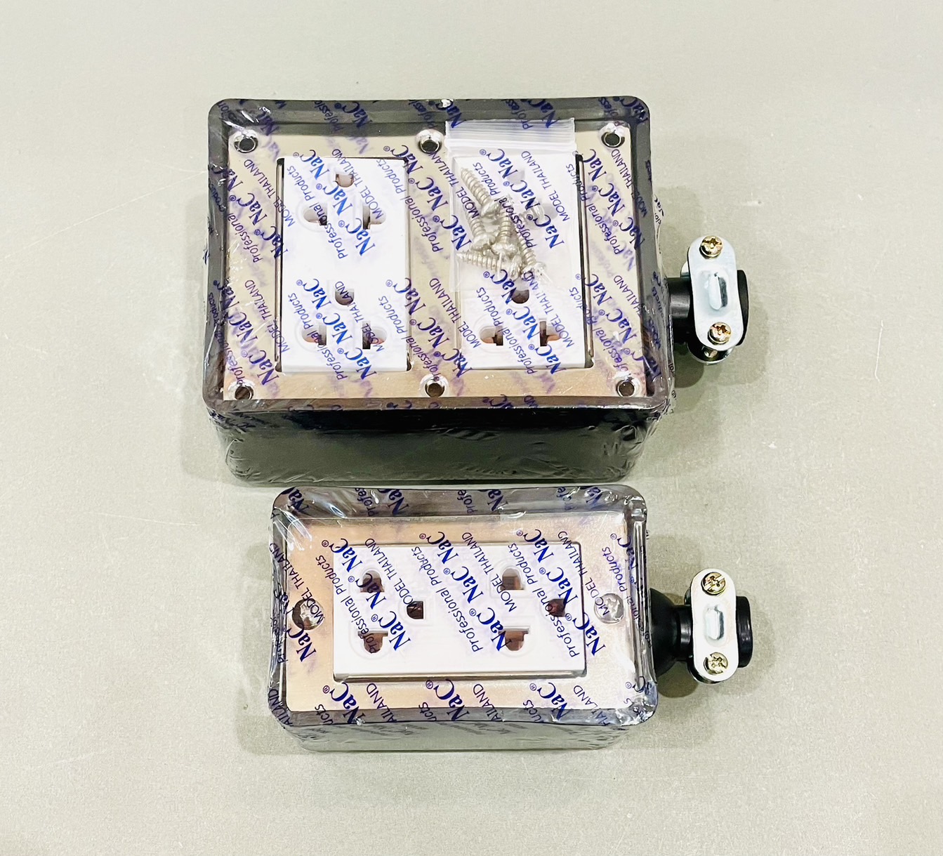 บ็อกยางกันกระแทก (ปลั๊กกราวน์คู่หุ้มยาง)