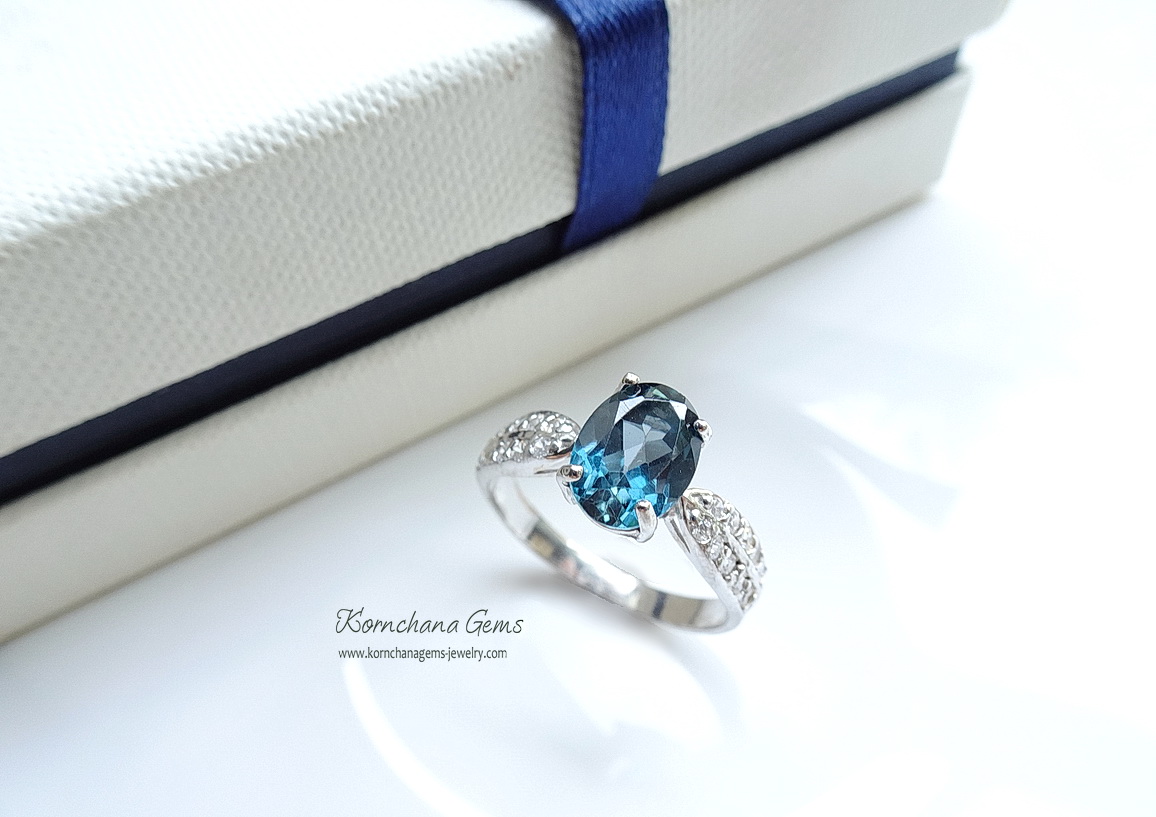 London Blue Topaz Ring แหวนลอนดอนบลูโทพาส พลอยสีน้ำเงิน สวยคลาสสิคตลอดกาล บ่าแหวนฝังพลอยขาว white topaz ชุบทองคำขาว ตัวเรือนแหวนผลิตจากเงินแท้ silver925