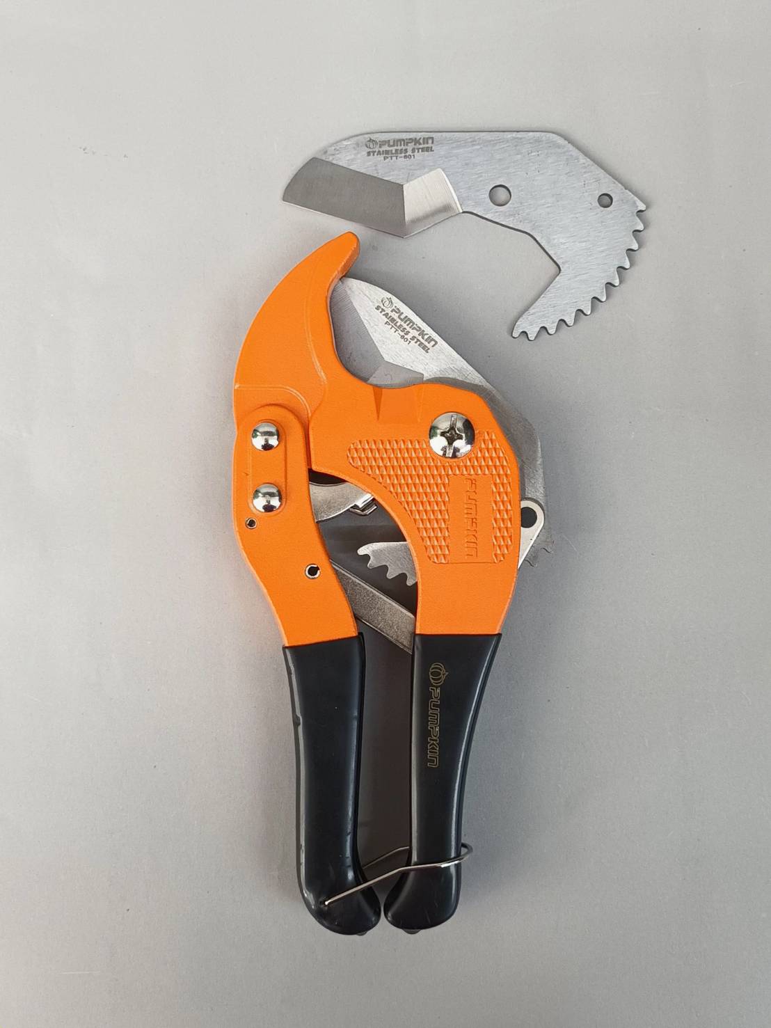 กรรไกรตัดท่อ พีวีซี ด้ามชุบยาง (1-5/8") พัมคิน