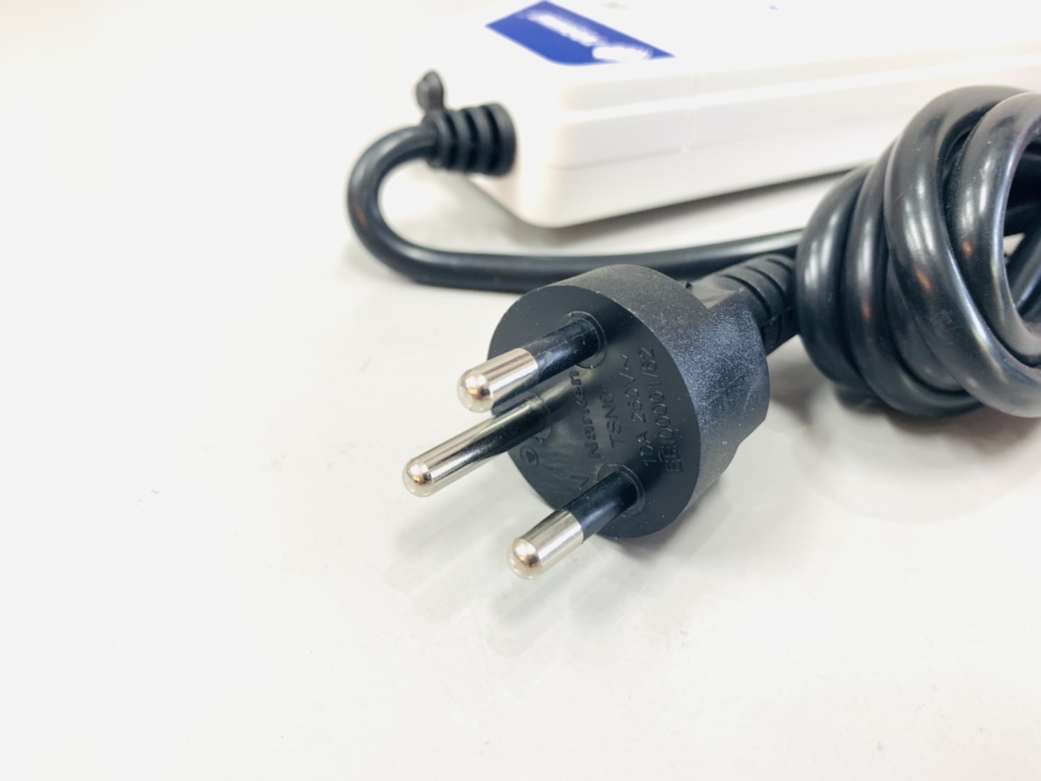 รางปลั๊ก 6 ที่ 3 เมตร โตชิโน 6 สวิทซ์ มีกันกระชาก