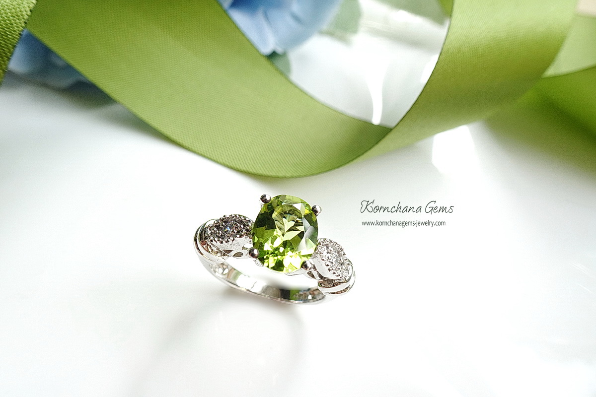 Peridot Ring แหวนเพอริดอทสีเขียวอ่อน สวยใส ชุบทองคำขาว ตัวเรือนเงินแท้ รับประกันความพอใจ
