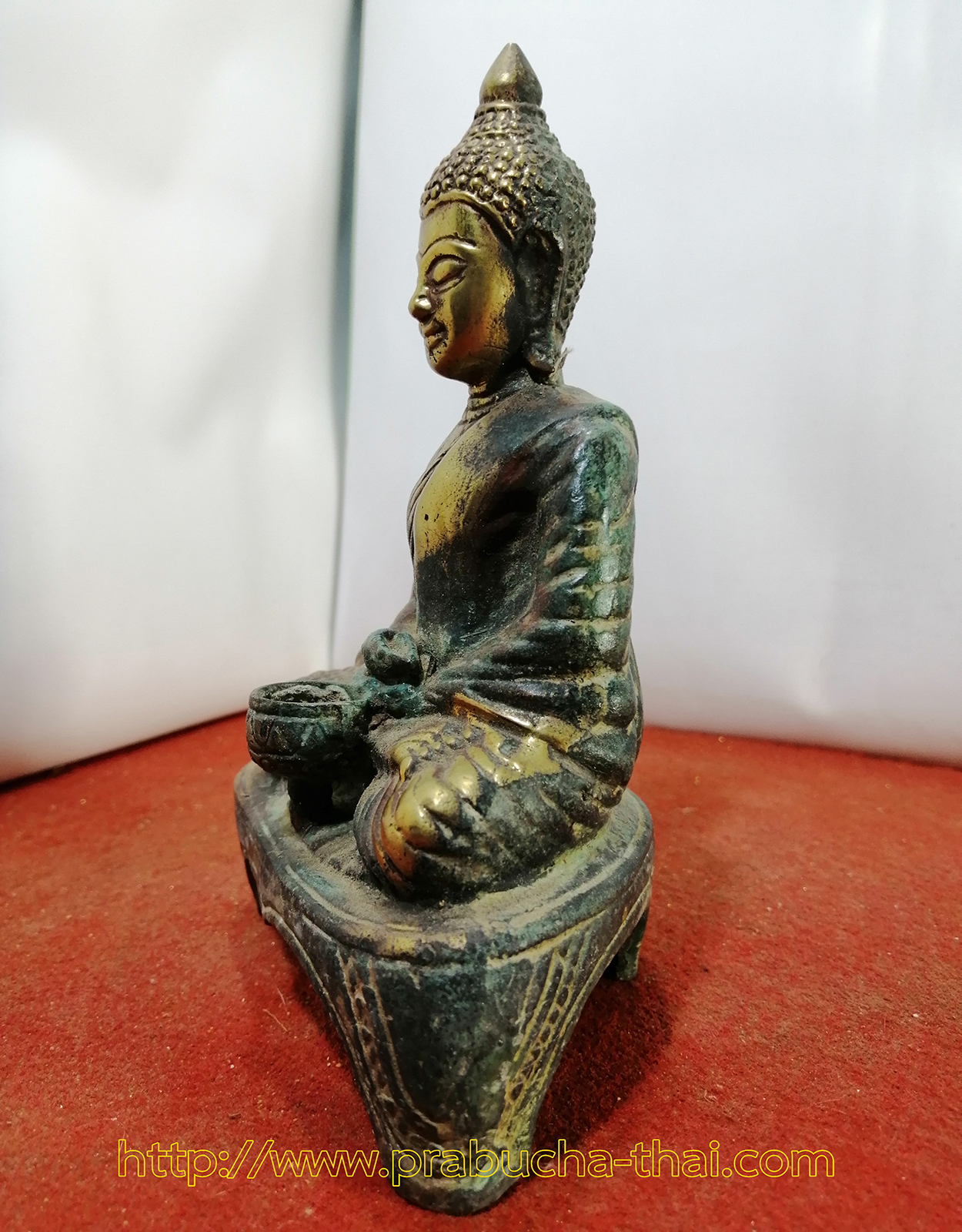 พระพุทธ ปางสมาธิ ด้านหน้ามีบาตรน้ำมนต์ บนตักมีหอยสังข์ หน้าตัก 4 นิ้ว เนื้อสำริด