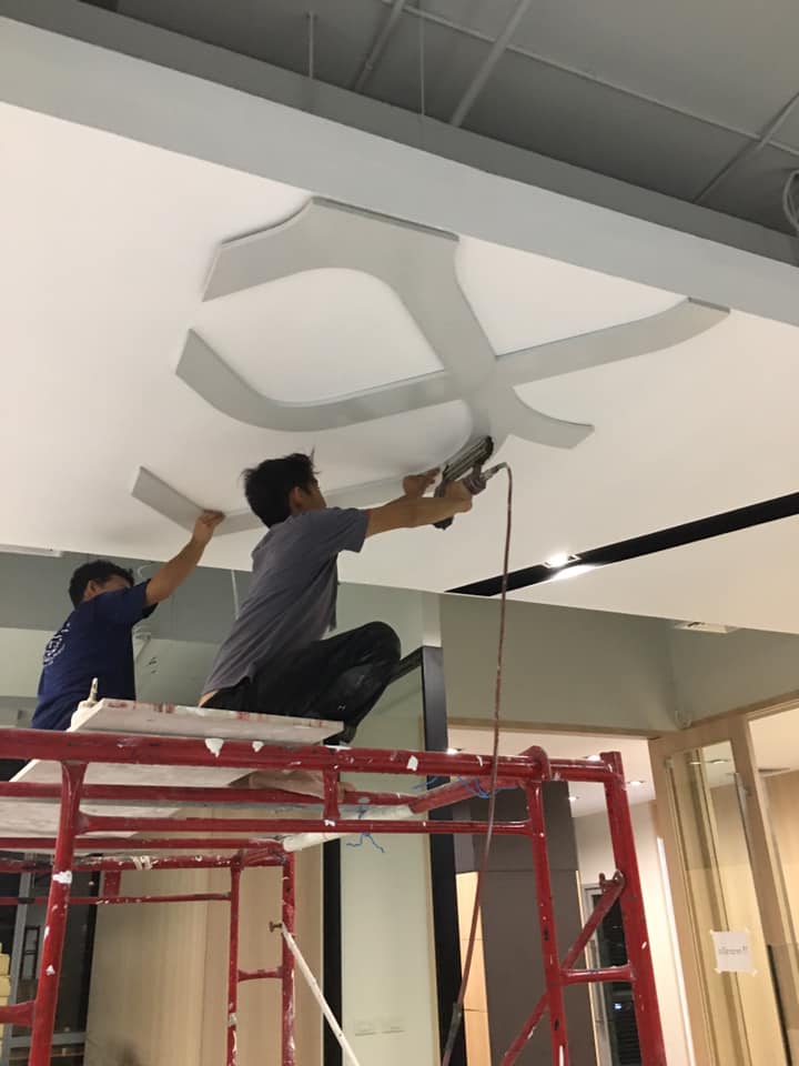 งานผลิตติดตั้งฉลุแผ่นพลาสวูด 10 มม. วิระยะประกันภัย โปีวเก็บสี ติดสติกเกอร์ พร้อมติดตั้งราคาโรงงาน