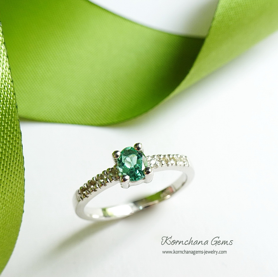 แหวนพลอยเขียวส่อง หรือ green sapphire เขียวส่องเป็นพลอยที่นับวันยิ่งหายากนะคะ วงนี้มาในเฉดสีเขียวมินท์ค่ะ สวยหวาน ดีไซน์เรียบง่าย ใส่ติดนิ้วได้ทุกวัน