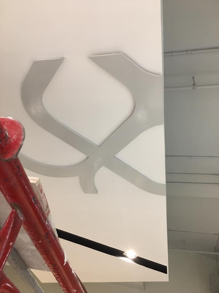 งานผลิตติดตั้งฉลุแผ่นพลาสวูด 10 มม. วิระยะประกันภัย โปีวเก็บสี ติดสติกเกอร์ พร้อมติดตั้งราคาโรงงาน