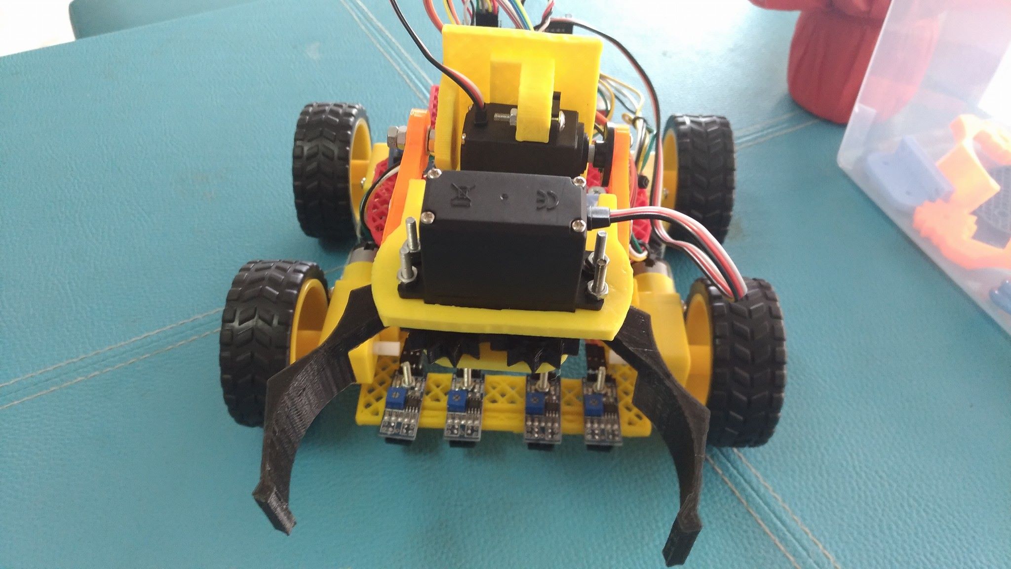 หุ่นยนต์ทำภาระกิจ เดินตามเส้นแบบมือคีบ 4 ล้อ Ex