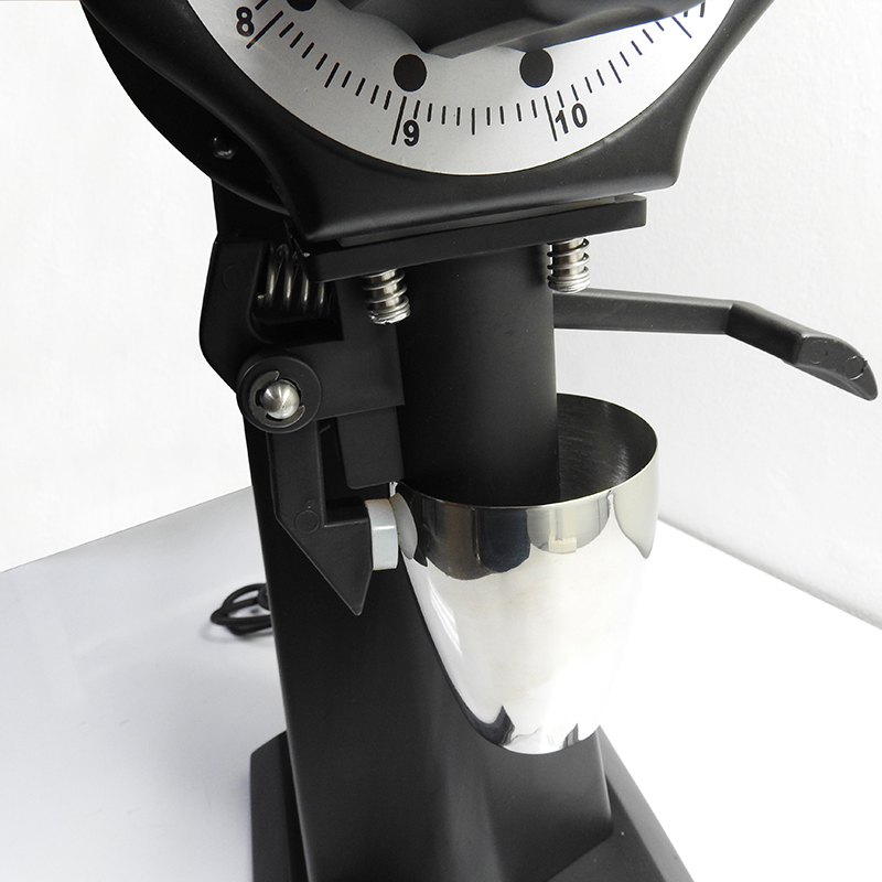 เครื่องบดกาแฟตัวใหญ่ มีตัวโดสตวงกาแฟ ด้วยกำลังไฟ 1500W