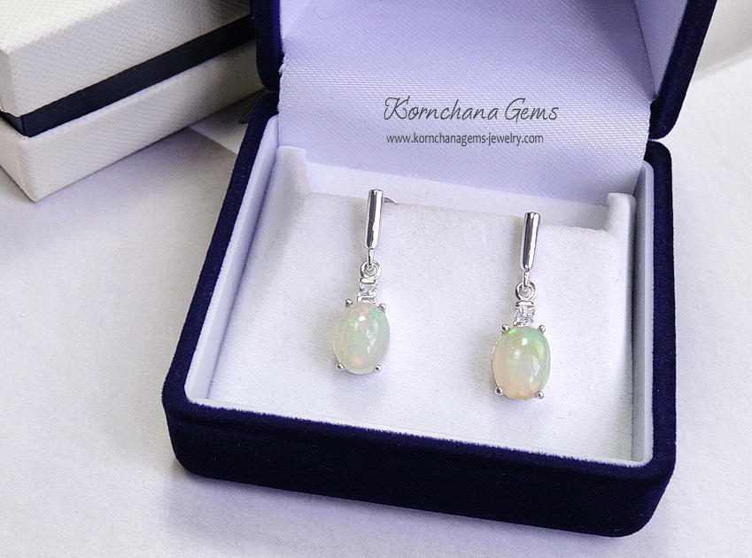 ต่างหูโอปอลสีขาวเหลือบรุ้ง ดีไซน์เรียบแต่เก๋ แมทซ์ได้กับทุกชุด เข้าได้กับทุกสไตล์ ตัวเรือนเงินแท้ silver925 ความยาวต่างหู 2.5 cm.