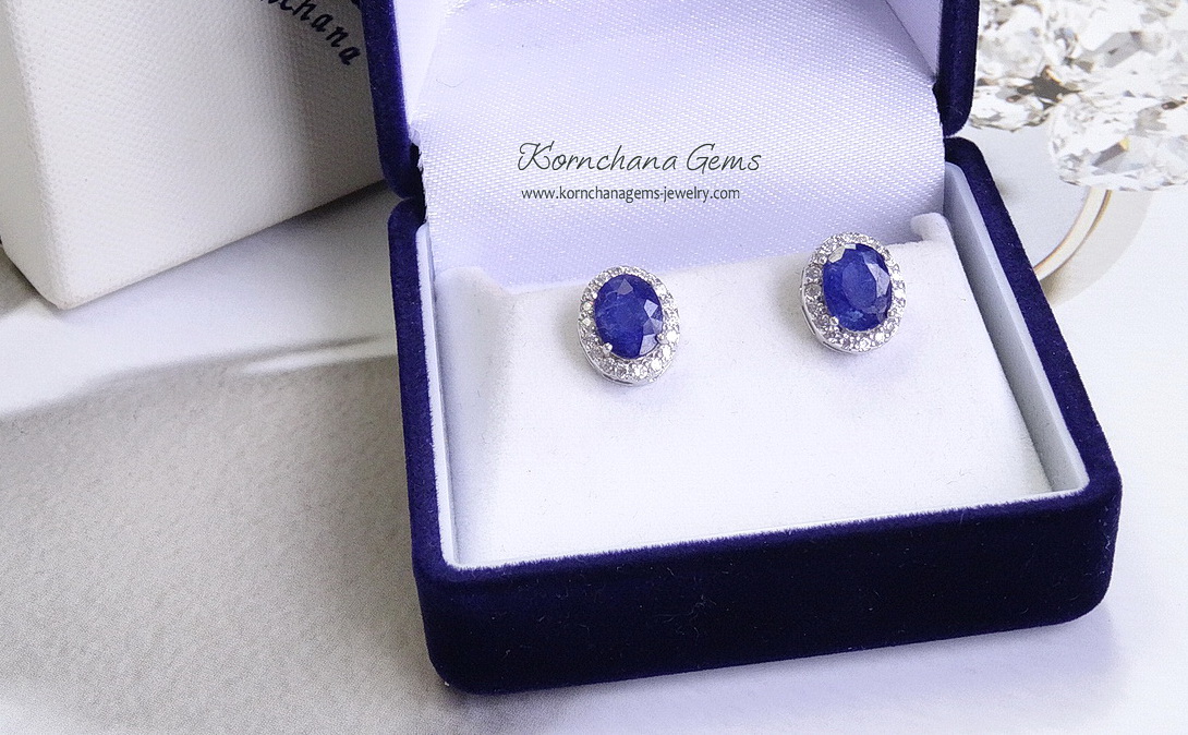 ต่างหูไพลิน พลอยสีน้ำเงินทรงไข่ขนาด 8 mm.ล้อมไวท์โทพาส ต่างหูติดหูเรียบๆแบบนี้ใส่ได้ตลอดไม่มีตกยุคคร่าาตัวเรือนเงินแท้ silver925