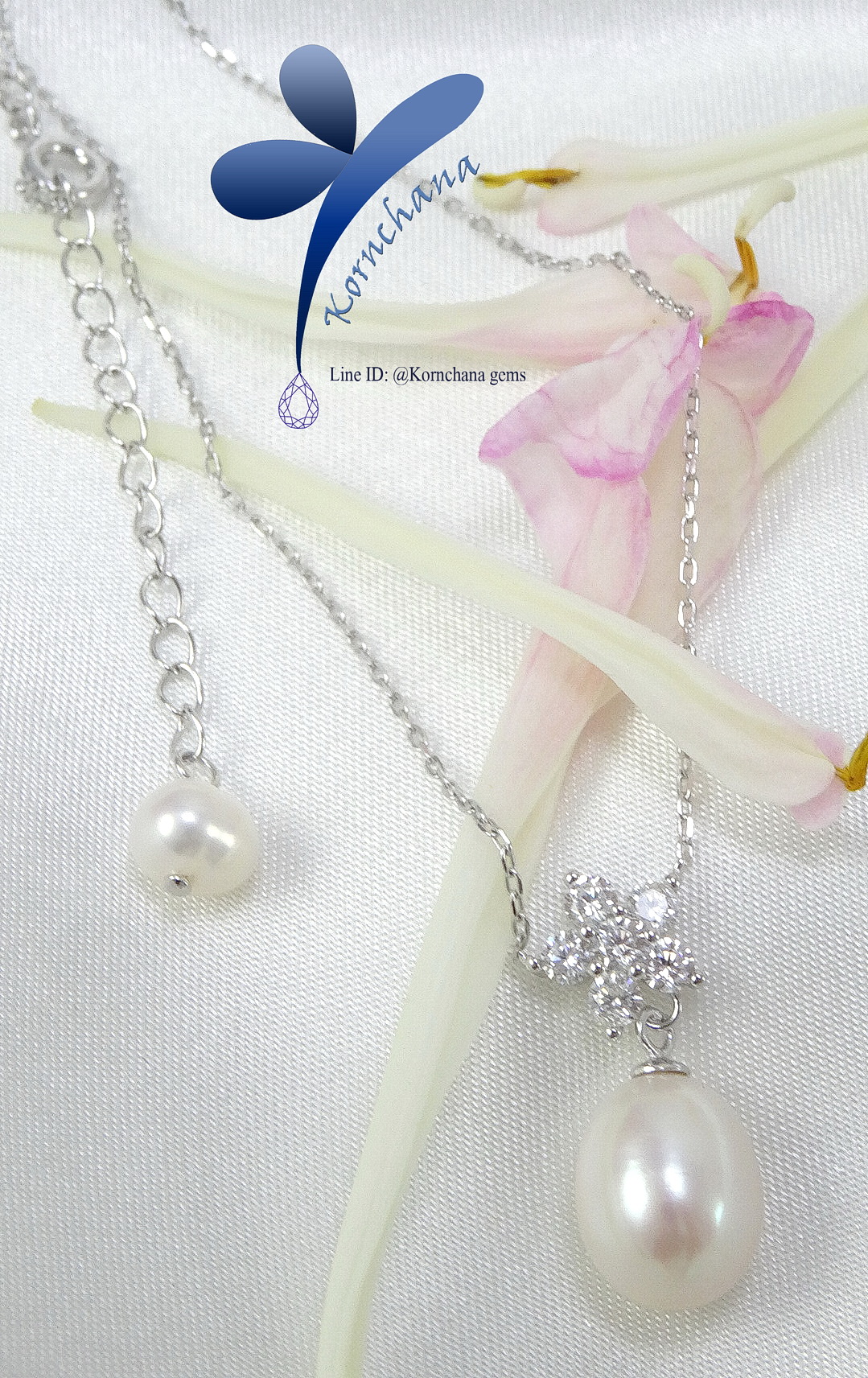 สร้อยคอพร้อมจี้มุกแท้ ดีไซน์เก๋ตัวเรือนจี้เป็นดอกไม้ห้อยด้วยมุกสีครีม พร้อมสร้อยเงินแท้ silver925 ความยาวจี้ 1.5 ซม.