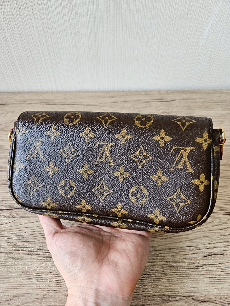 LV Woc Ivy Monogram Microchip
