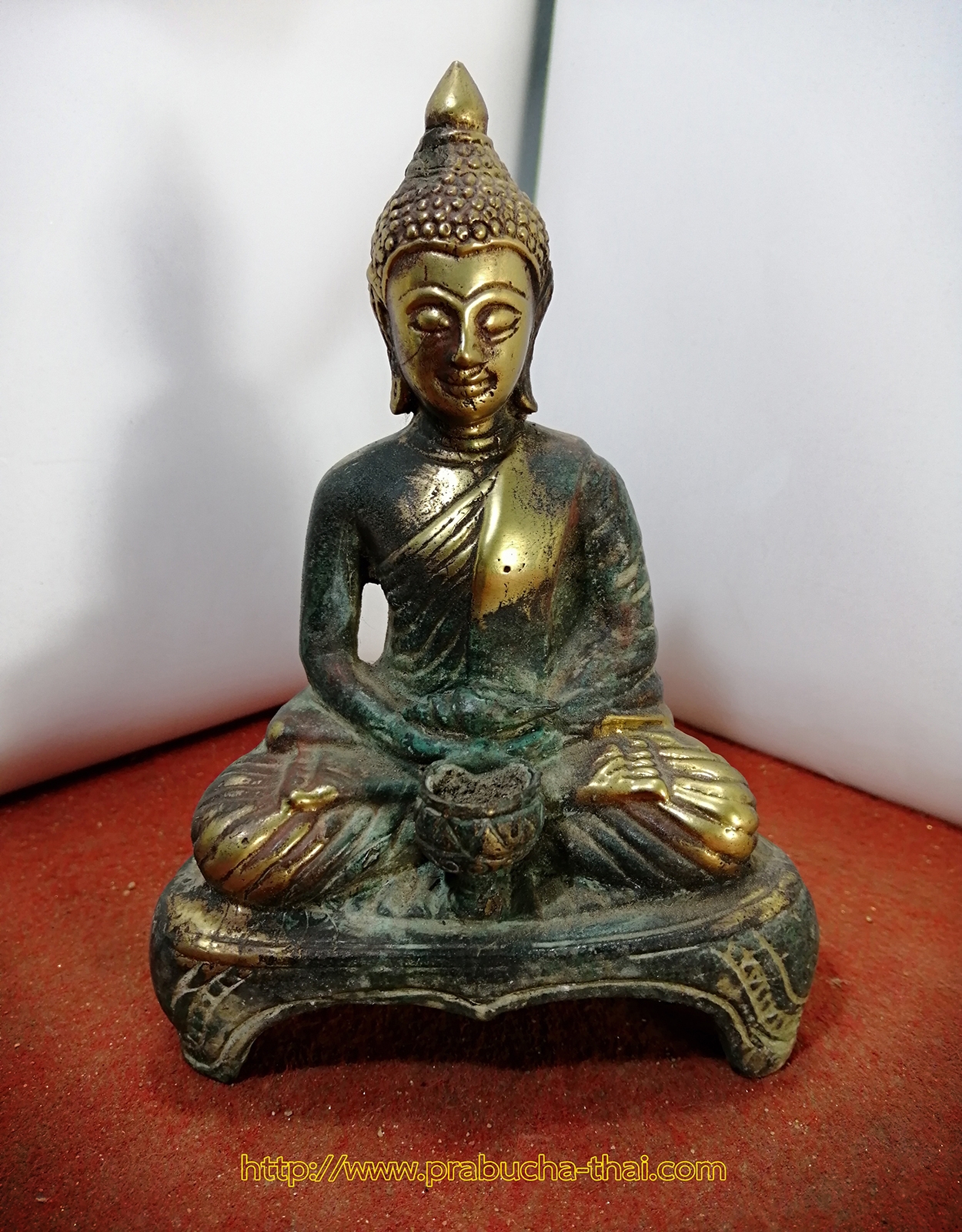 พระพุทธ ปางสมาธิ ด้านหน้ามีบาตรน้ำมนต์ บนตักมีหอยสังข์ หน้าตัก 4 นิ้ว เนื้อสำริด