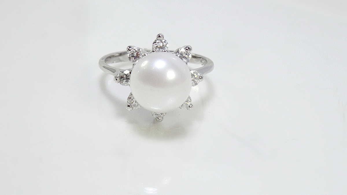 แหวนมุกน้ำจืดแท้ สีขาวครีม ดีไซน์เป็นดอกไม้หวาน ชิ้นงานประณีตสุดๆ ตัวเรือนเงินแท้ สวยหรู ใส่กับเดรสหวานๆ , ชุดไทย,ชุดไปงานเลี้ยงก็เหมาะค่ะ