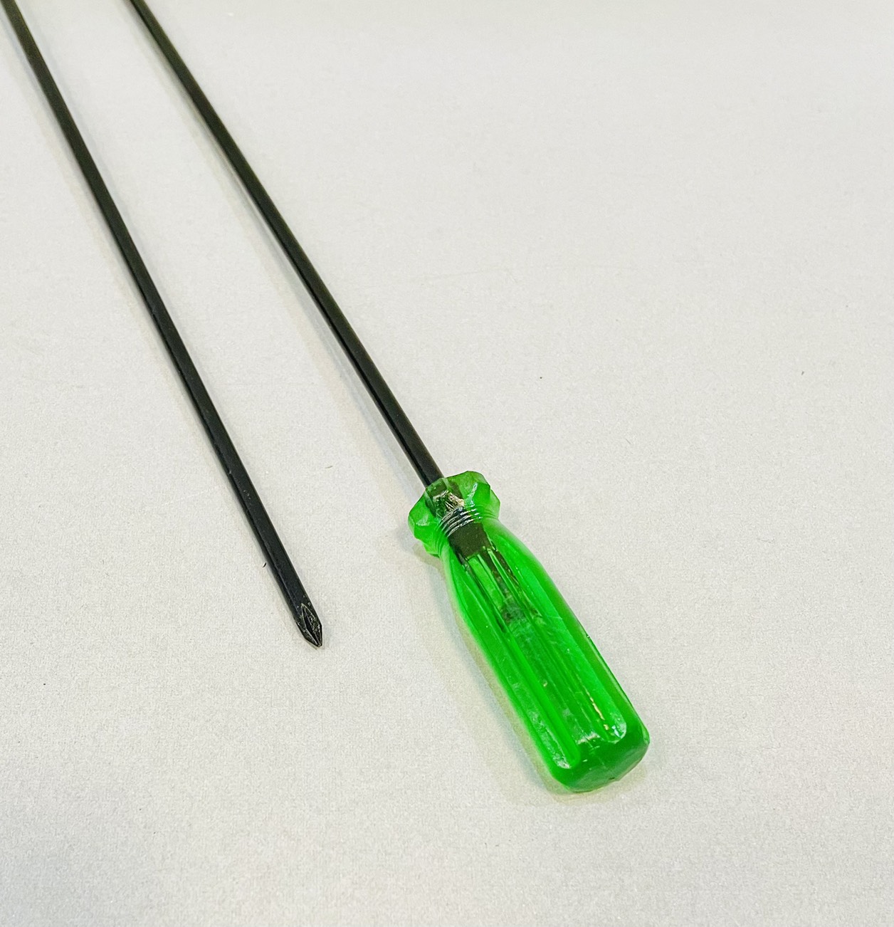 ไขควงแกนกลม ชุบดำ 4มิล x 10" (+) หัวแฉก