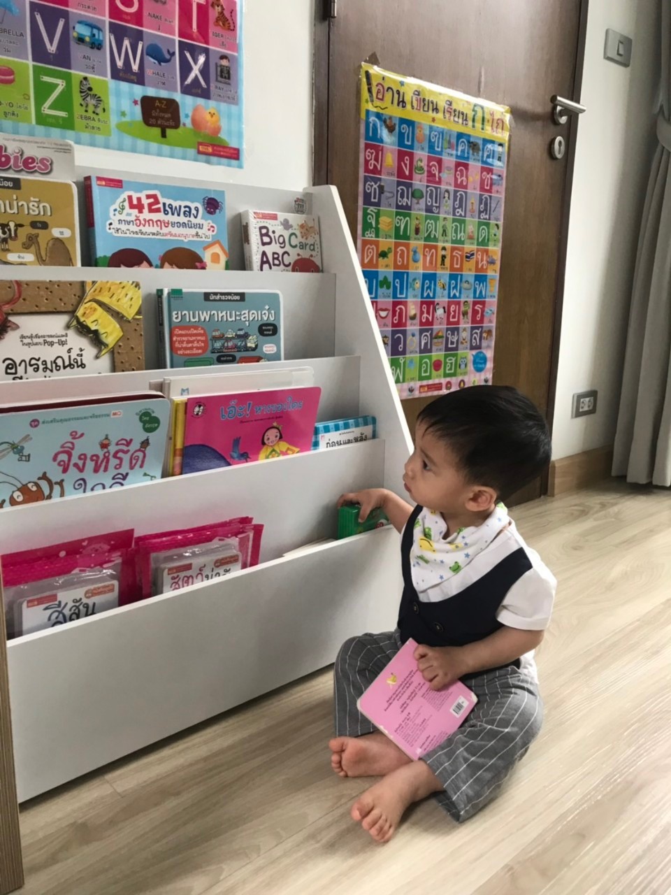 ชั้นวางหนังสือเด็ก ชั้นวางหนังสือโชว์ปก ชั้นวางหนังสือ ชั้นวางหนังสืออนุบาล ชั้นวางหนังสือเด็กอนุบาล สีขาว