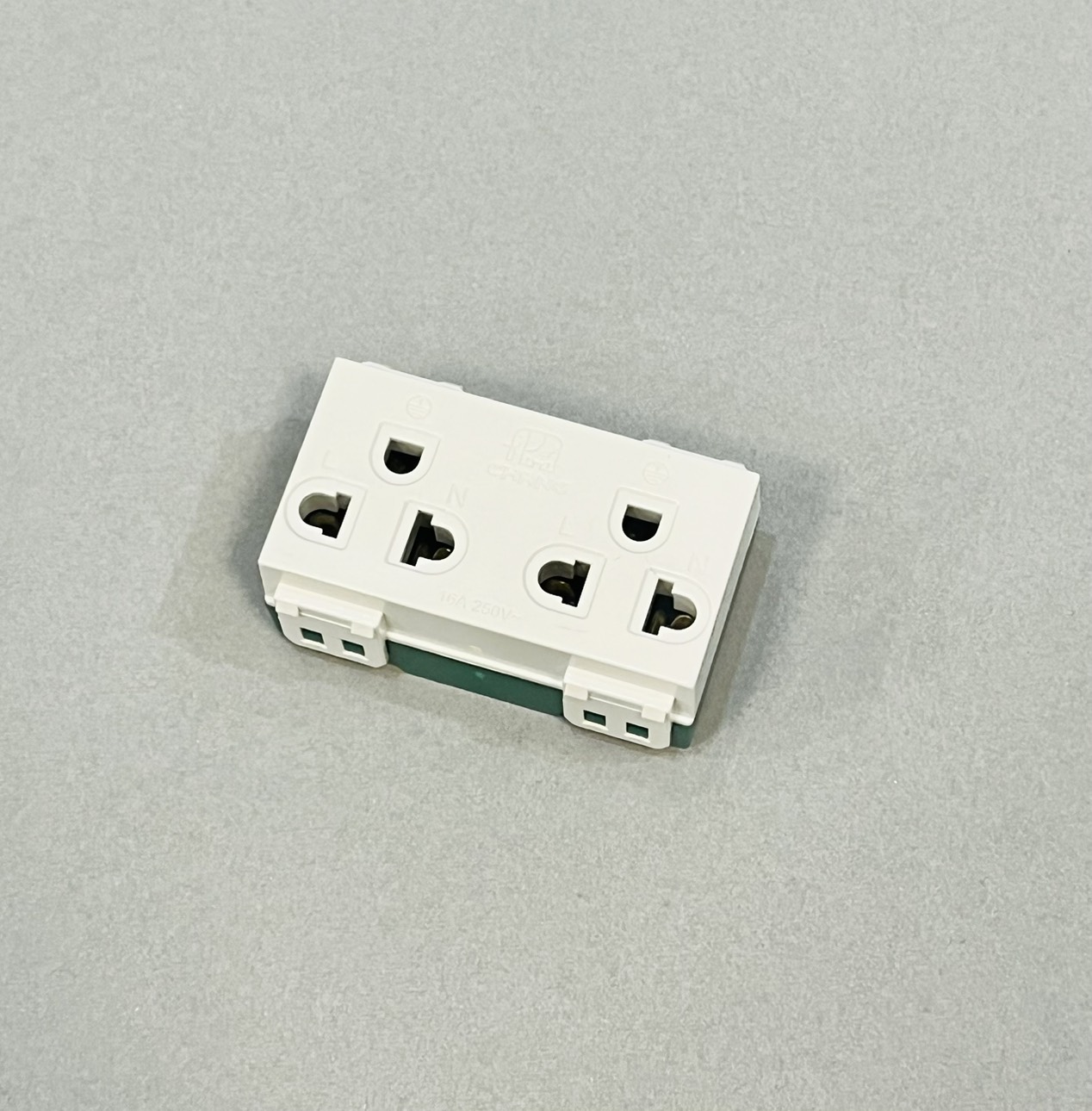 ปลั๊กกราวน์คู่ ช้าง รุ่นใหม่ PCH-904N แบบเสียบ