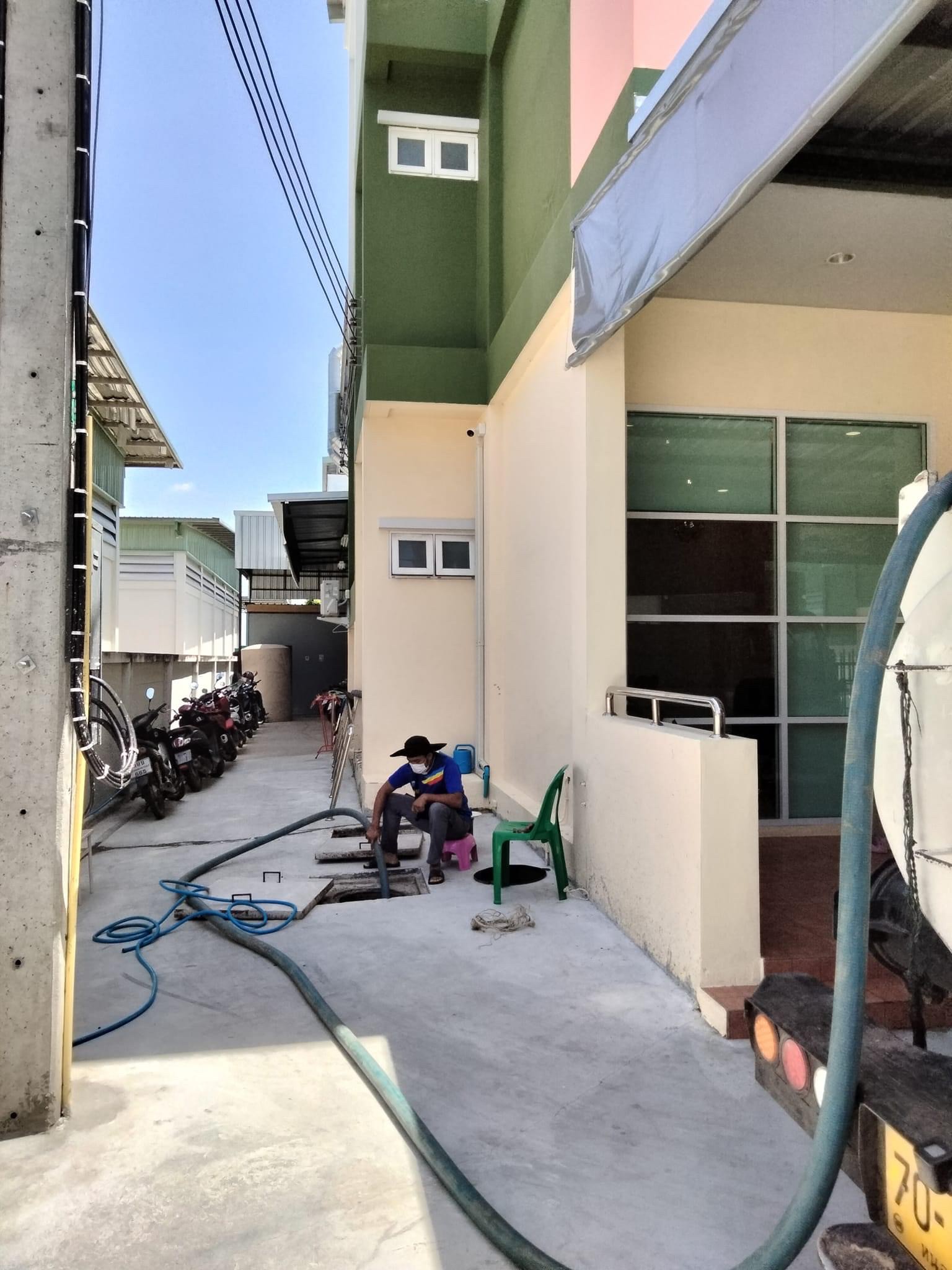 ดูดส้วมถนนลาดพร้าว 0820047597 ช่างดุลย์