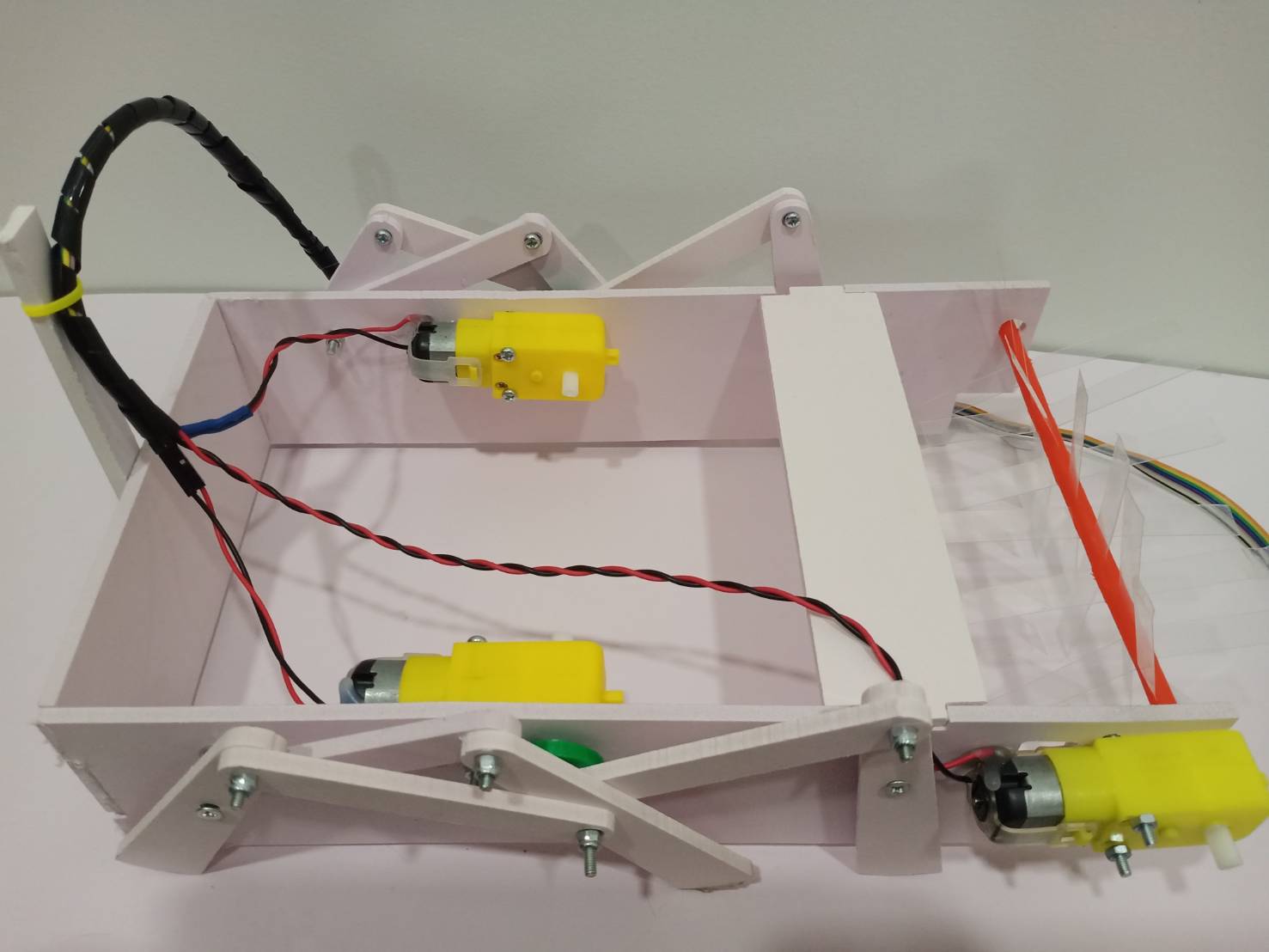 หุ่นยนต์เลี้ยงแกะ 3 มอเตอร์ รุ่น OM1(พื้นฐานประถม) (ประกอบให้1ชุดประกอบเอง2ชุด) Ex