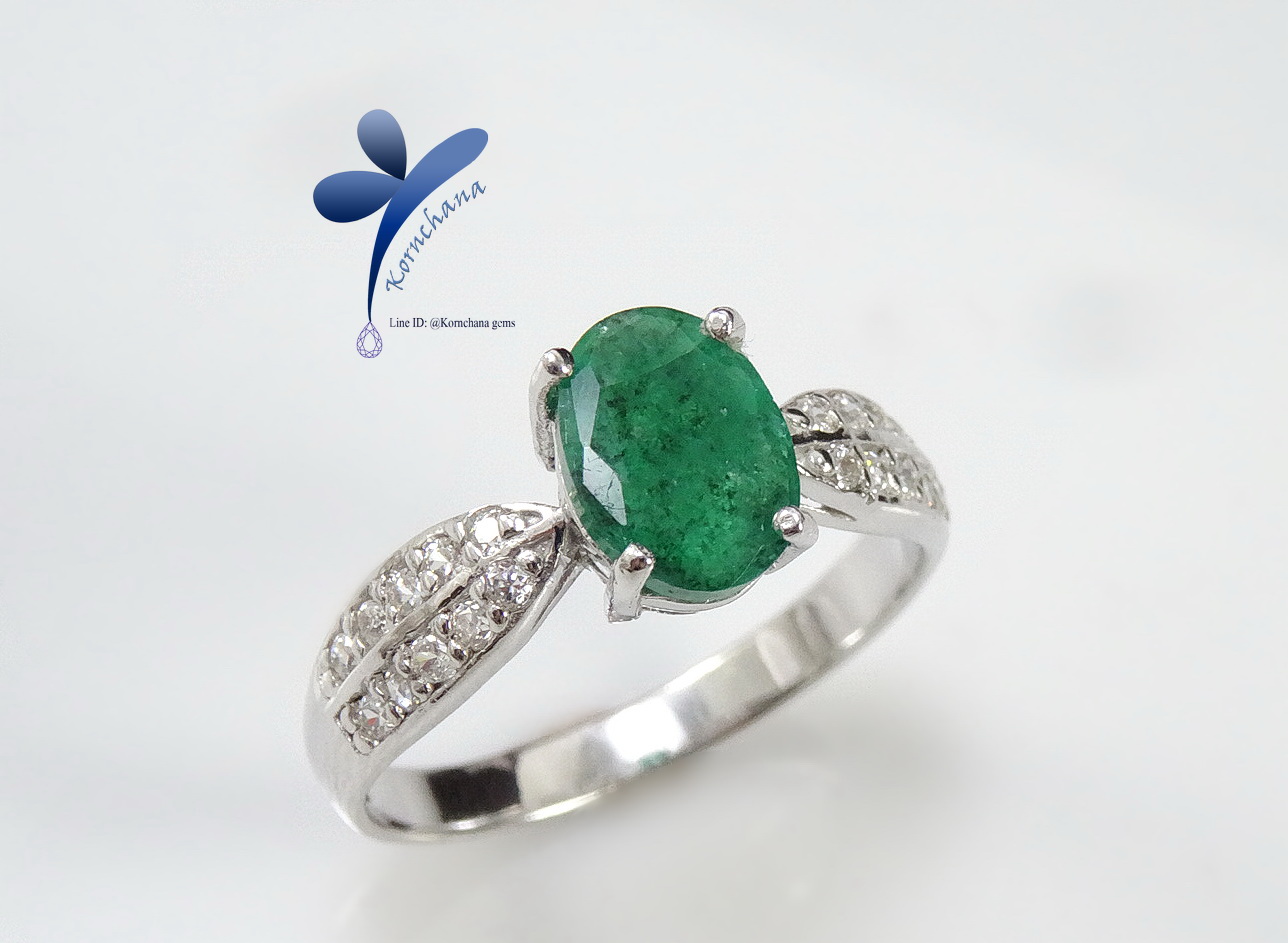 รับผลิตแหวน Emerald Ring แหวนมรกตตามแบบฝังพลอยขาว หรือเพชรแท้ได้ตามงบประมาณ สั่งผลิตเปลี่ยนชนิดพลอย ตัวเรือนทอง