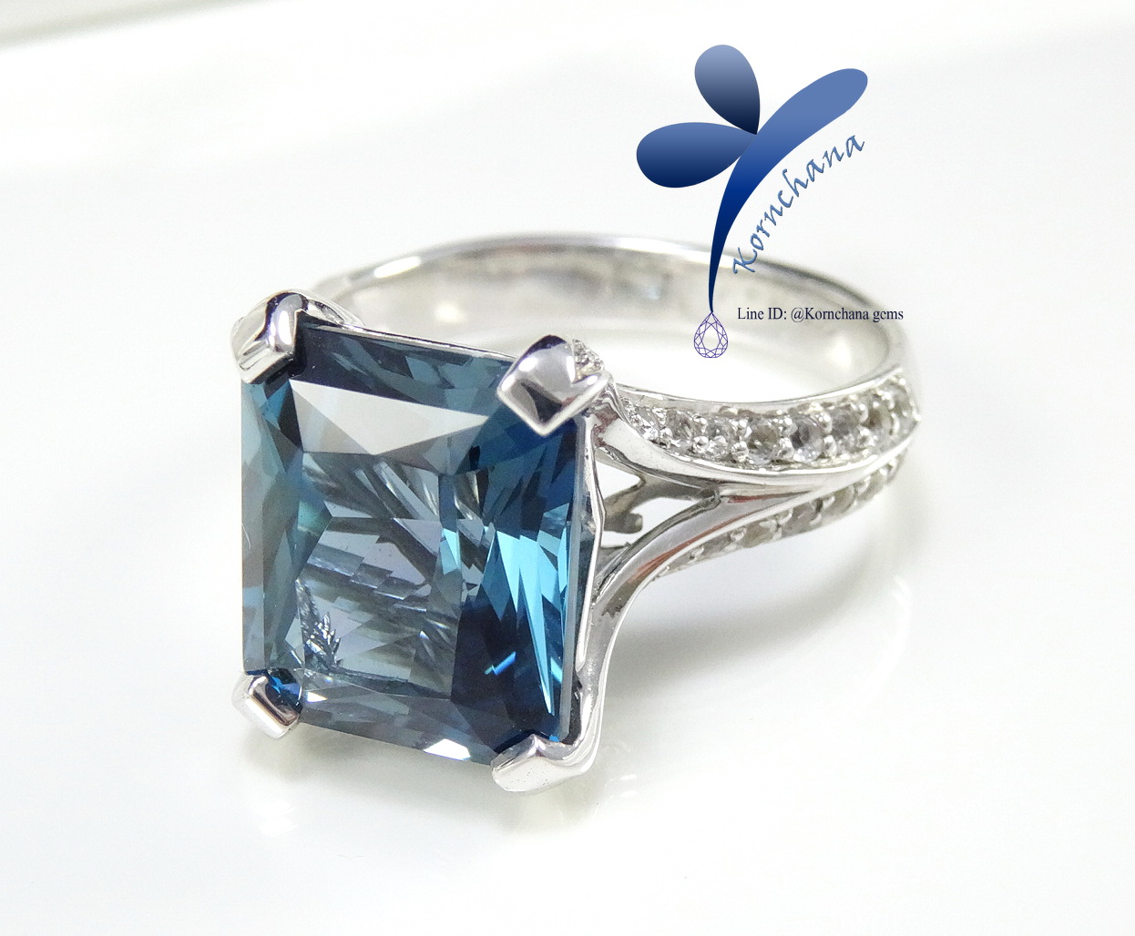 แหวนพลอยลอนดอนบลูโทพาสพลอยสีน้ำเงินเข้มเม็ดใหญ่ 7 กะรัต ตัวเรือนเงินแท้ ชุบทองคำขาว