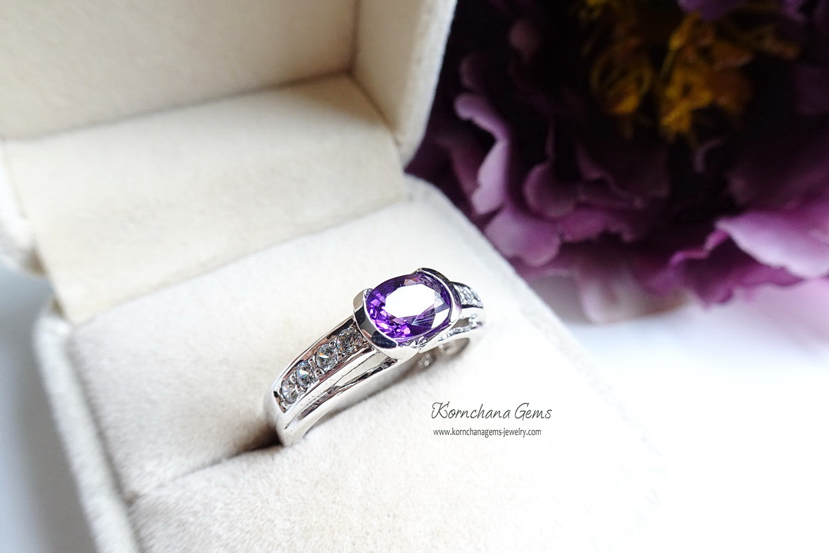 แหวนอเมทิสท์วงรี (แหวนพลอยสีม่วง) ตัวเรือนเงินแท้ฝังพลอยขาว white topaz