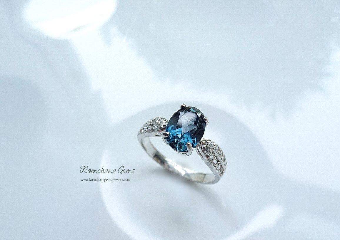 London Blue Topaz Ring แหวนลอนดอนบลูโทพาส พลอยสีน้ำเงิน สวยคลาสสิคตลอดกาล บ่าแหวนฝังพลอยขาว white topaz ชุบทองคำขาว ตัวเรือนแหวนผลิตจากเงินแท้ silver925