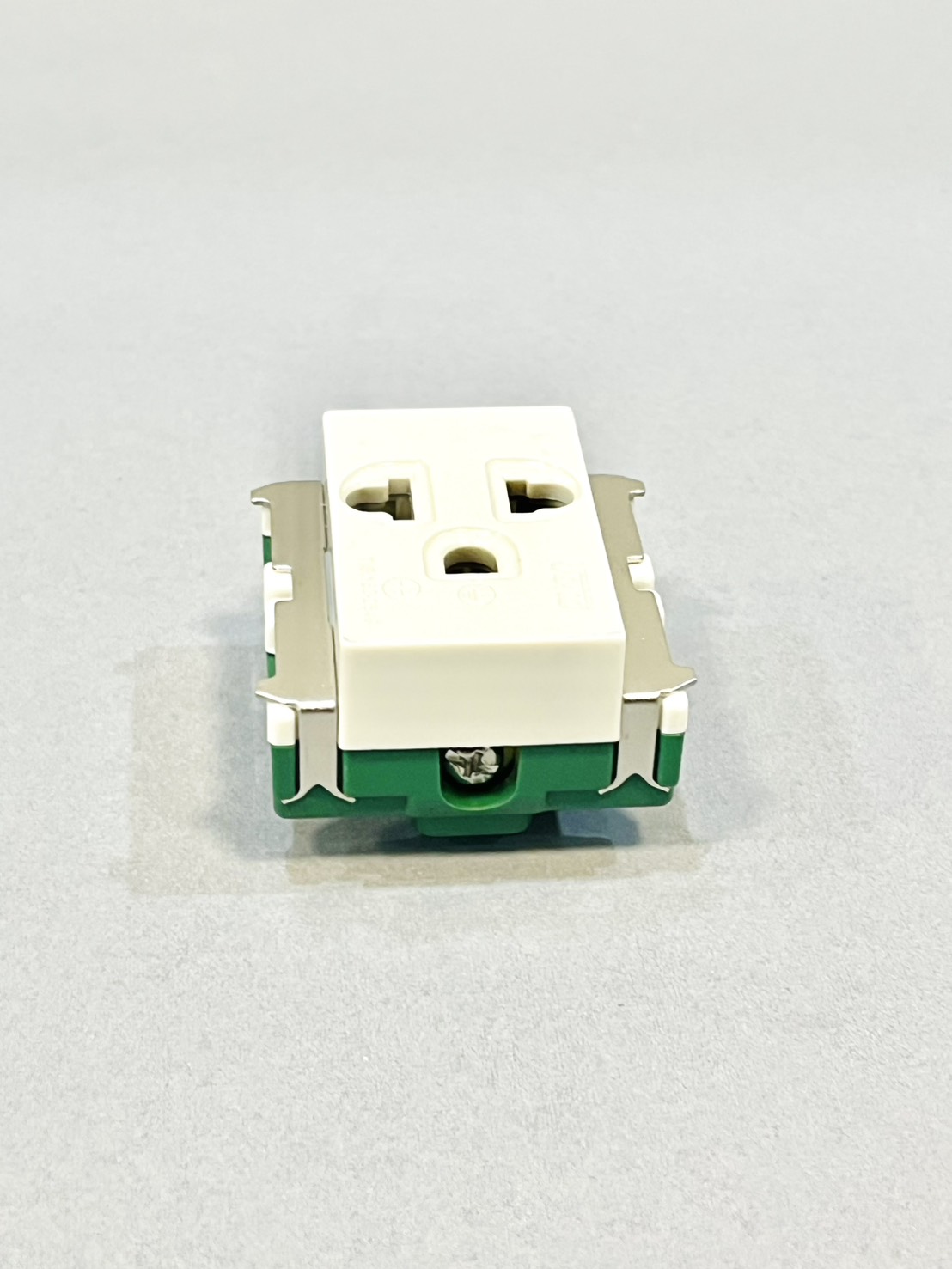 ปลั๊กกราวน์เดี่ยว วีน่า รุ่นเก่า MR1631