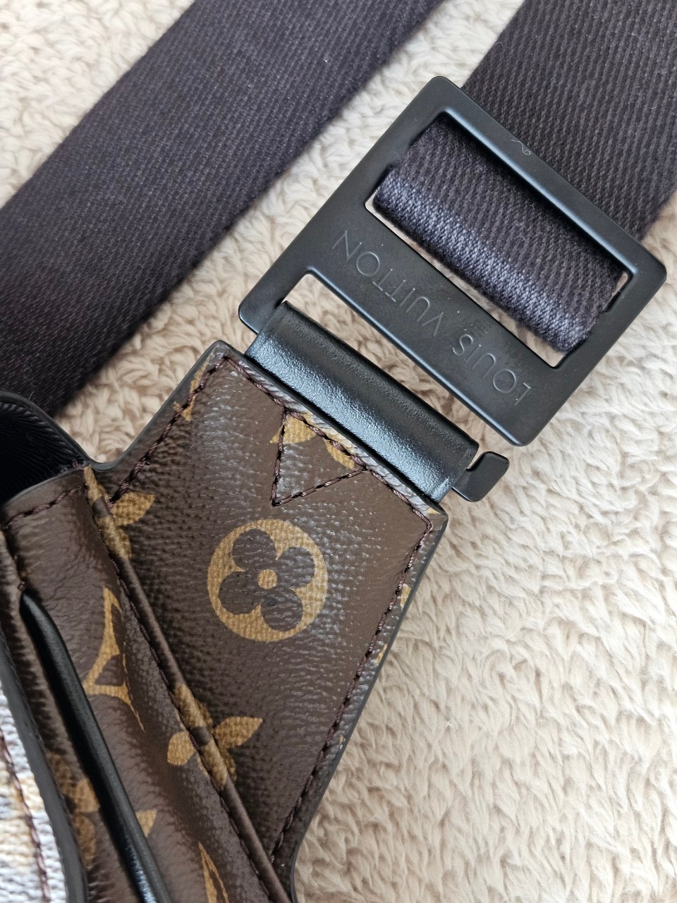 LV S-Lock Slingbag Microchip