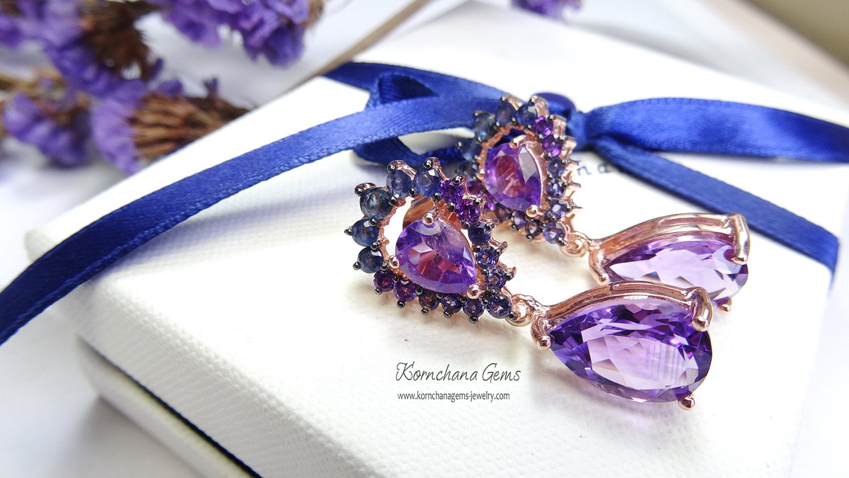 ต่างหูอเมทิสท์ทรงลูกแพรสีม่วงเข้มสวย เม็ดใหญ่ ด้านบนล้อมพลอยสีน้ำเงิน ต่างหูห้อยยาว สวยสง่า เลอค่าสไตล์เจ้าหญิง เหมาะสำหรับงานเลี้ยง งานแต่งงาน