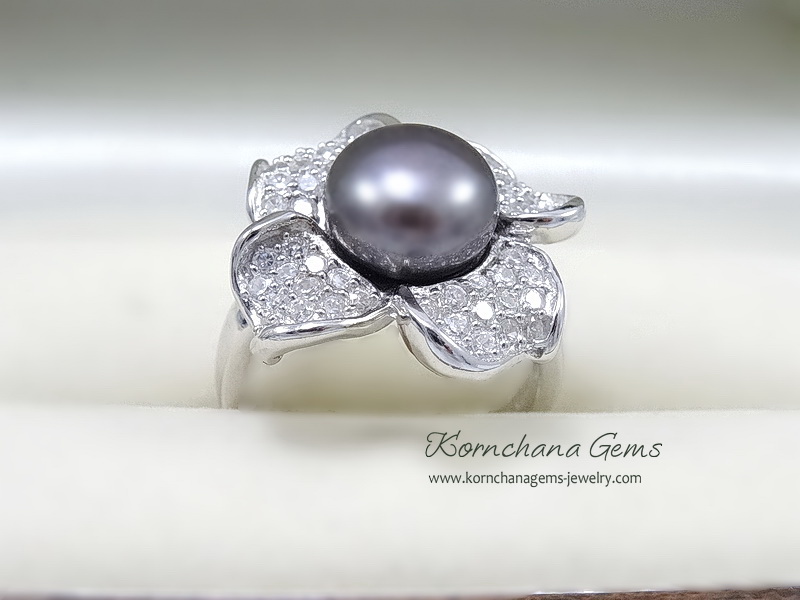 แหวนดอกไม้มุกแท้สีเทา กลีบดอกไม้ฝังเพชร cz เกรดพรีเมี่ยม ตัวเรือนเงินแท้ ชิ้นงานประณีต รับประกันความพึงพอใจ