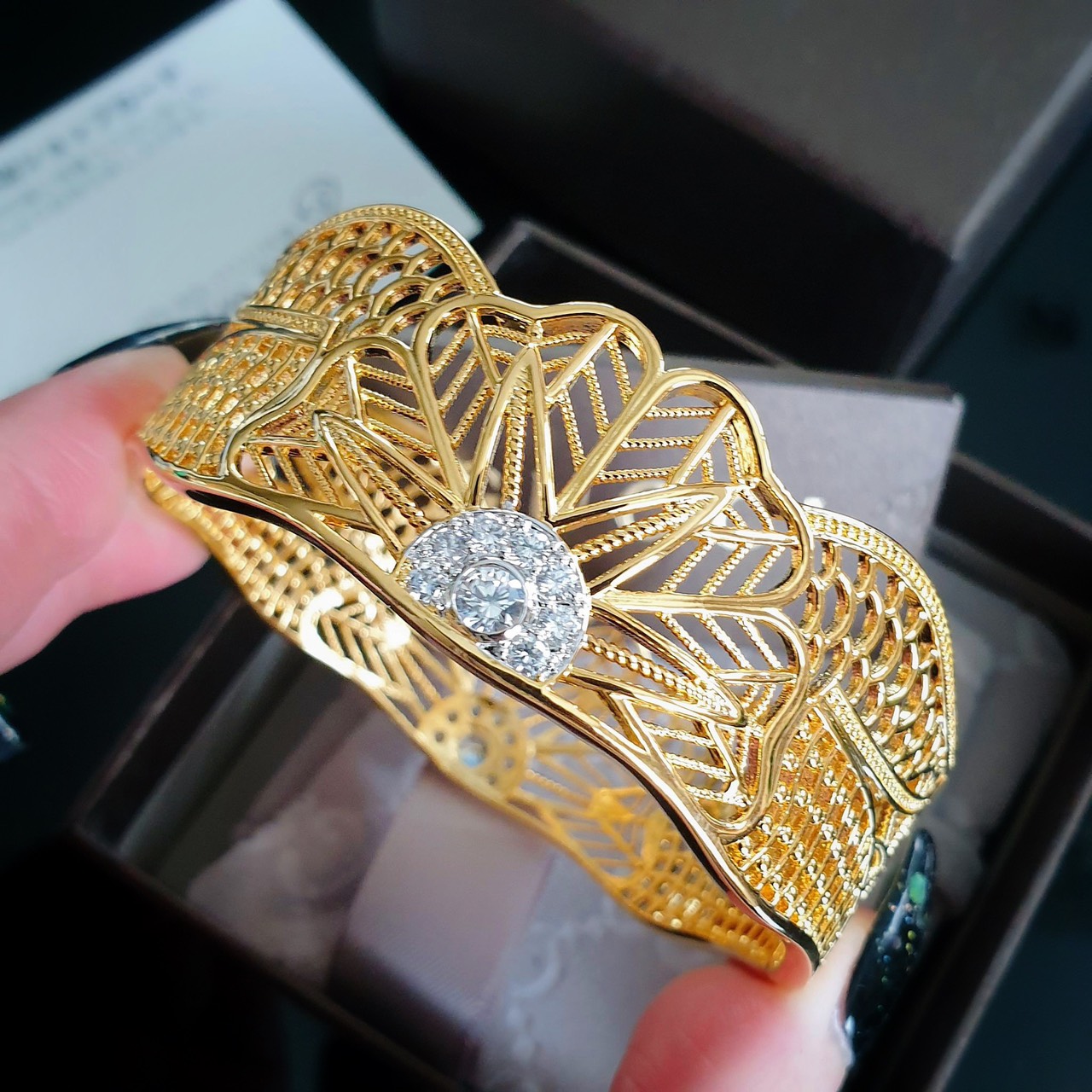 ข้อมือ Hiend ข้อมือเพชร ข้อมือไปงาน