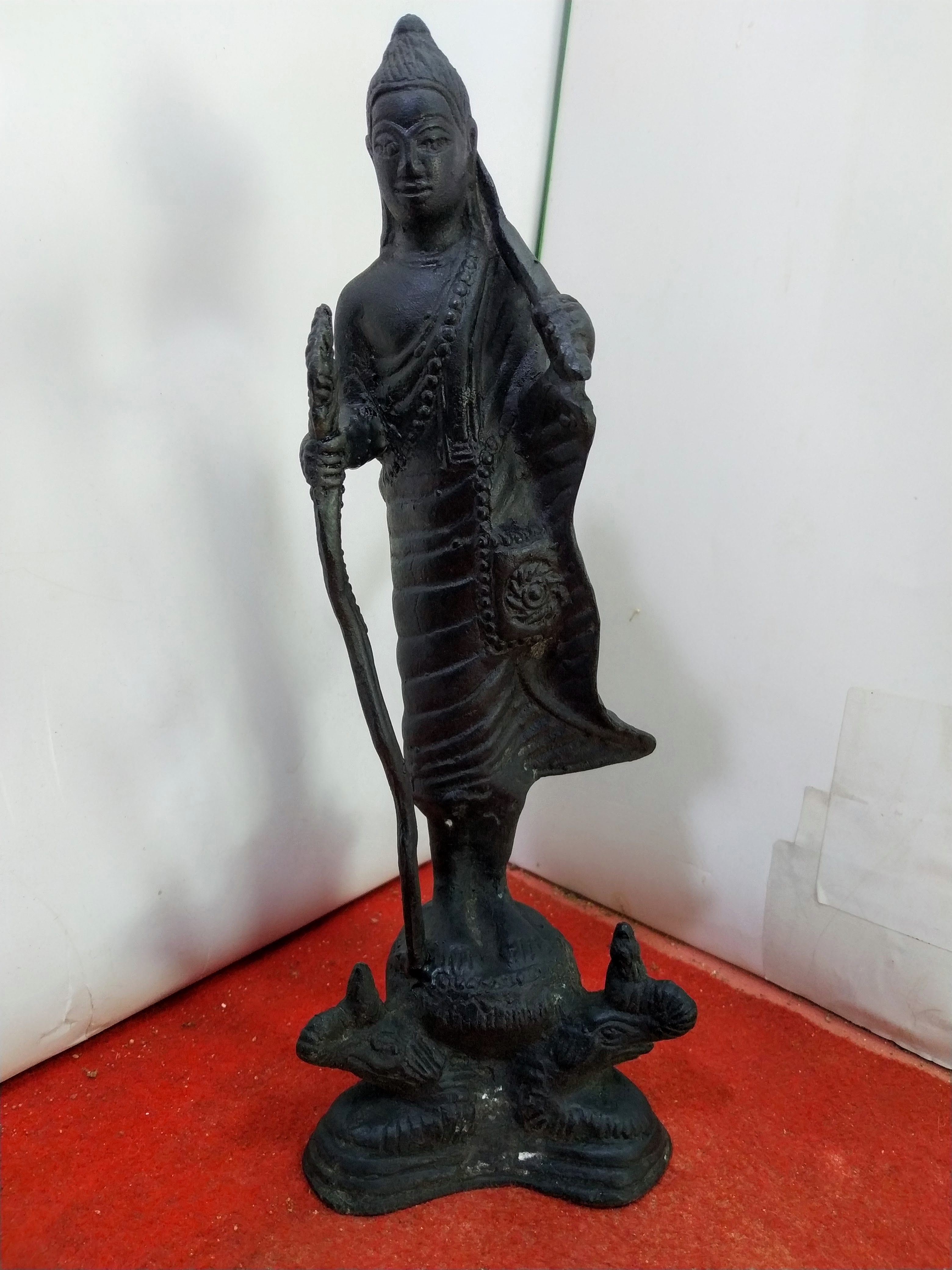 พระสิวลี ยืนบนฐานช้างสามเศียร เนื้อสำริดสภาพเก่า SKU-00329