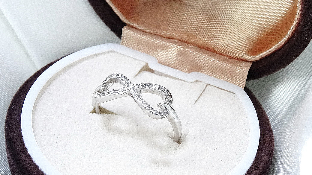 แหวนเพชร CZ อินฟินิตี้ สื่อถึงรักแท้อมตะ ตัวเรือนเงินแท้ ชุบทองคำขาว ชิ้นงานประณีต