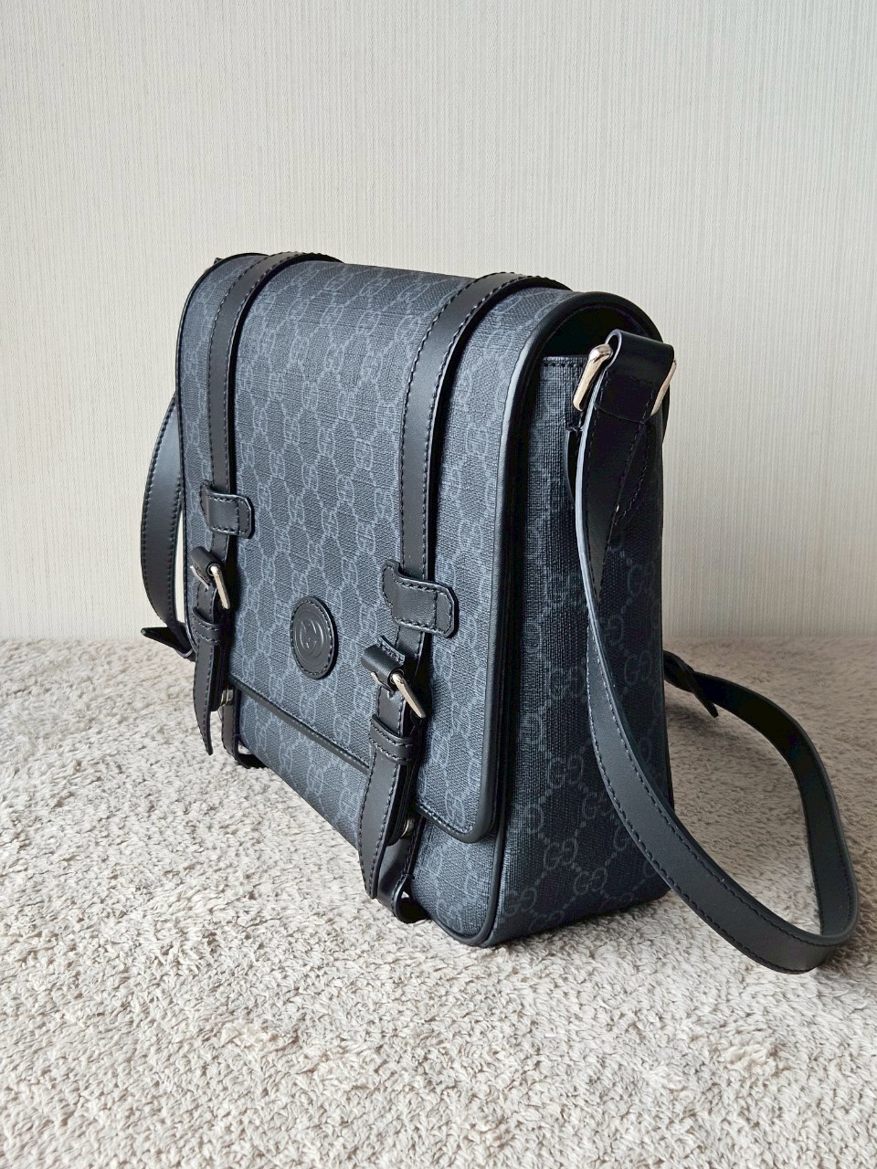 gucci messenger black GG
