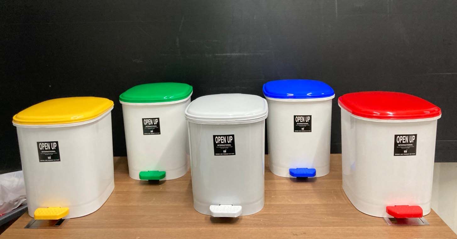 ถังขยะทรงเหลี่ยม เท้าเหยียบ ฝาสี 12 ลิตร