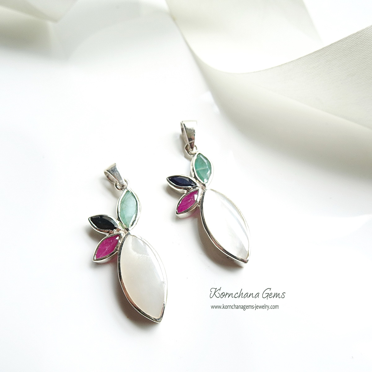 จี้เปลือกหอยมุก Mother of pearl เงางาม ดีไซน์เก๋ แมทซ์กับมรกตบราซิลสีเขียวหวาน ทับทิมสีชมพูและไพลินสีน้ำเงินเข้ม สวยหวานสดใส ตัวเรือนเงินแท้ silver 925