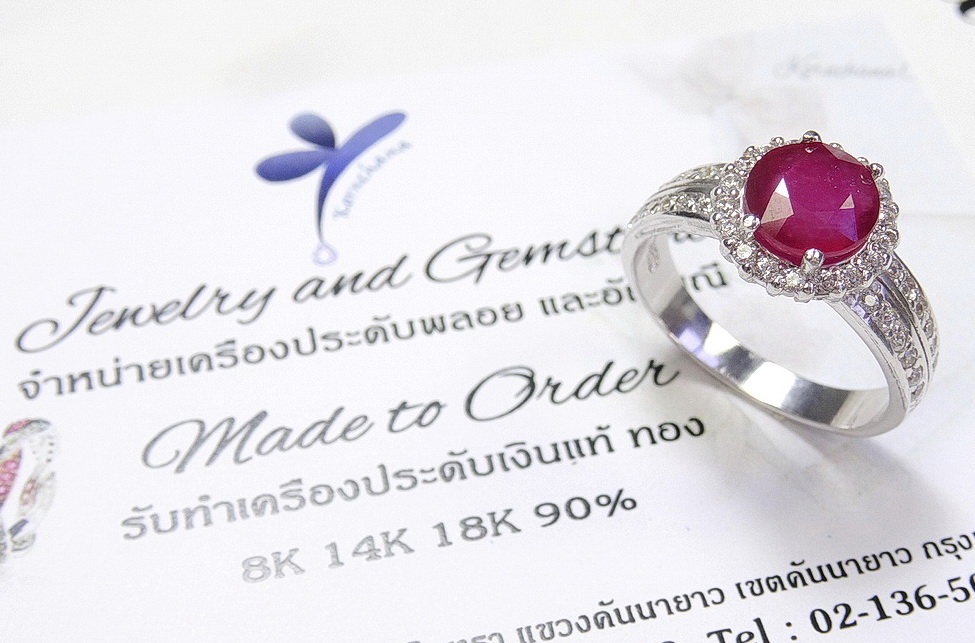 รับทำแหวนทับทิมตามแบบเป็นพลอยทับทิมสีชมพูทรงกลมล้อมเพทาย หรือเพชรแท้ได้ตามความต้องการ คลาสสิคสไตล์ ใส่ได้ตลอด ไม่มีตกยุค สั่งผลิตตัวเรือนทอง 10k,14k,18k หรือทอง 90%