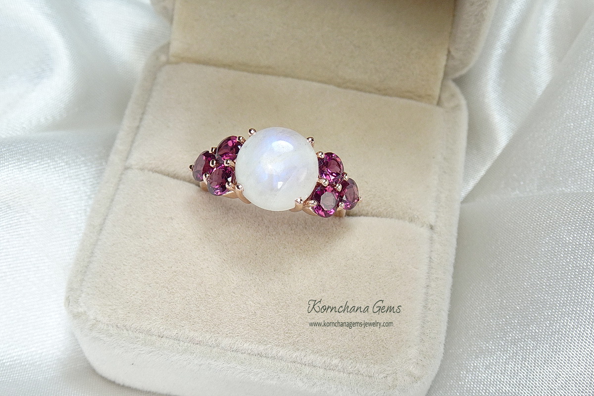 เซ็ทแหวนและต่างหูพลอยสีขาวมูนสโตนหรือมุกดาหาร อัญมณีประจำราศีเมถุน พลอยสีขาวเหมือนน้ำนม เจียระไนหลังเบี้ย แมทซ์กับสีชมพูอมม่วงหวานๆของโรโดไลท์ที่บ่าข้าง สวยหวานลงตัว