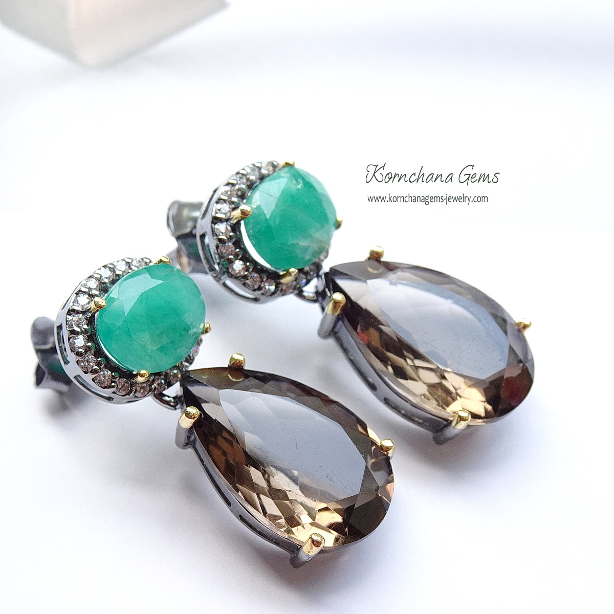 ต่างหูห้อยยาวทรงหยดน้ำพลอยสโมคกี้ควอทซ์สีเทาเหลือบน้ำตาล แมทซ์กับมรกตบราซิลเม็ดใหญ่ สวยหรู เลอค่า แค่มรกตอย่างเดียวก็คุ้มแล้วค่ะ ใส่ไปงานเลี้ยง สวย โดดเด่น