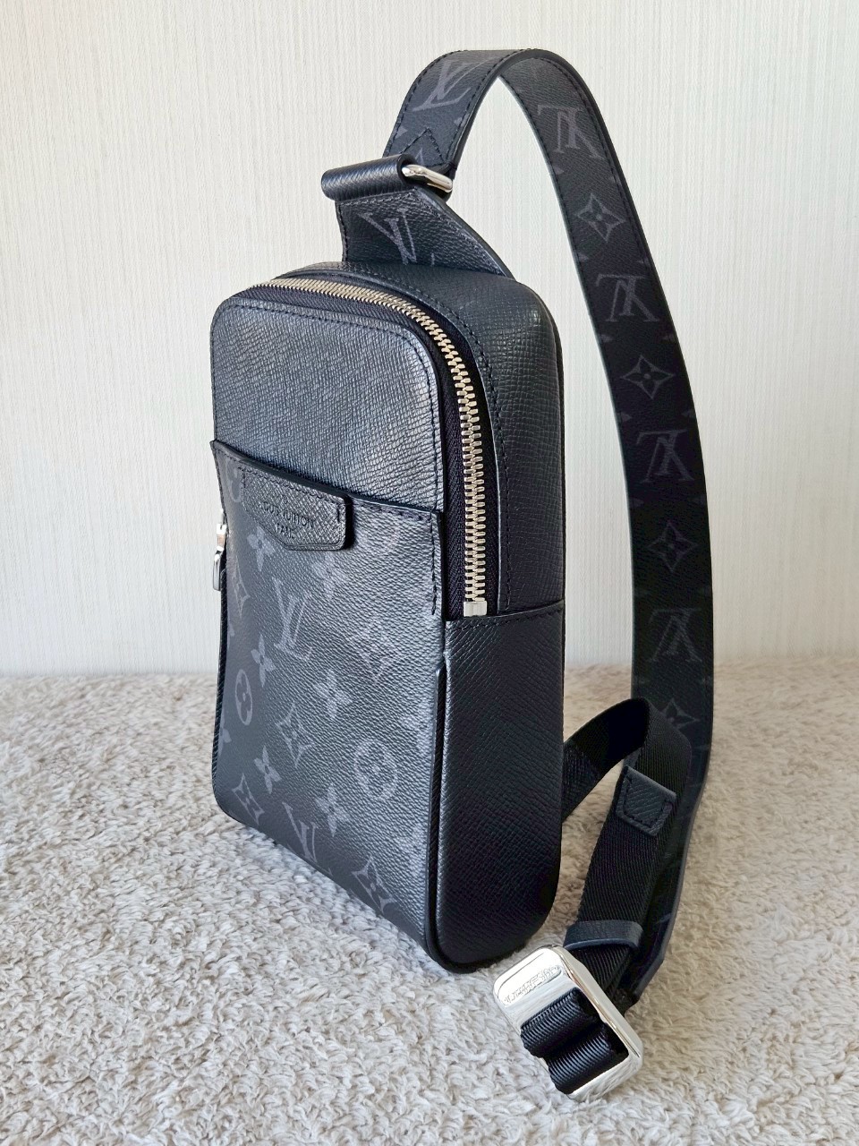 LV Outdoor Slingbag Taigarama Black Microchip