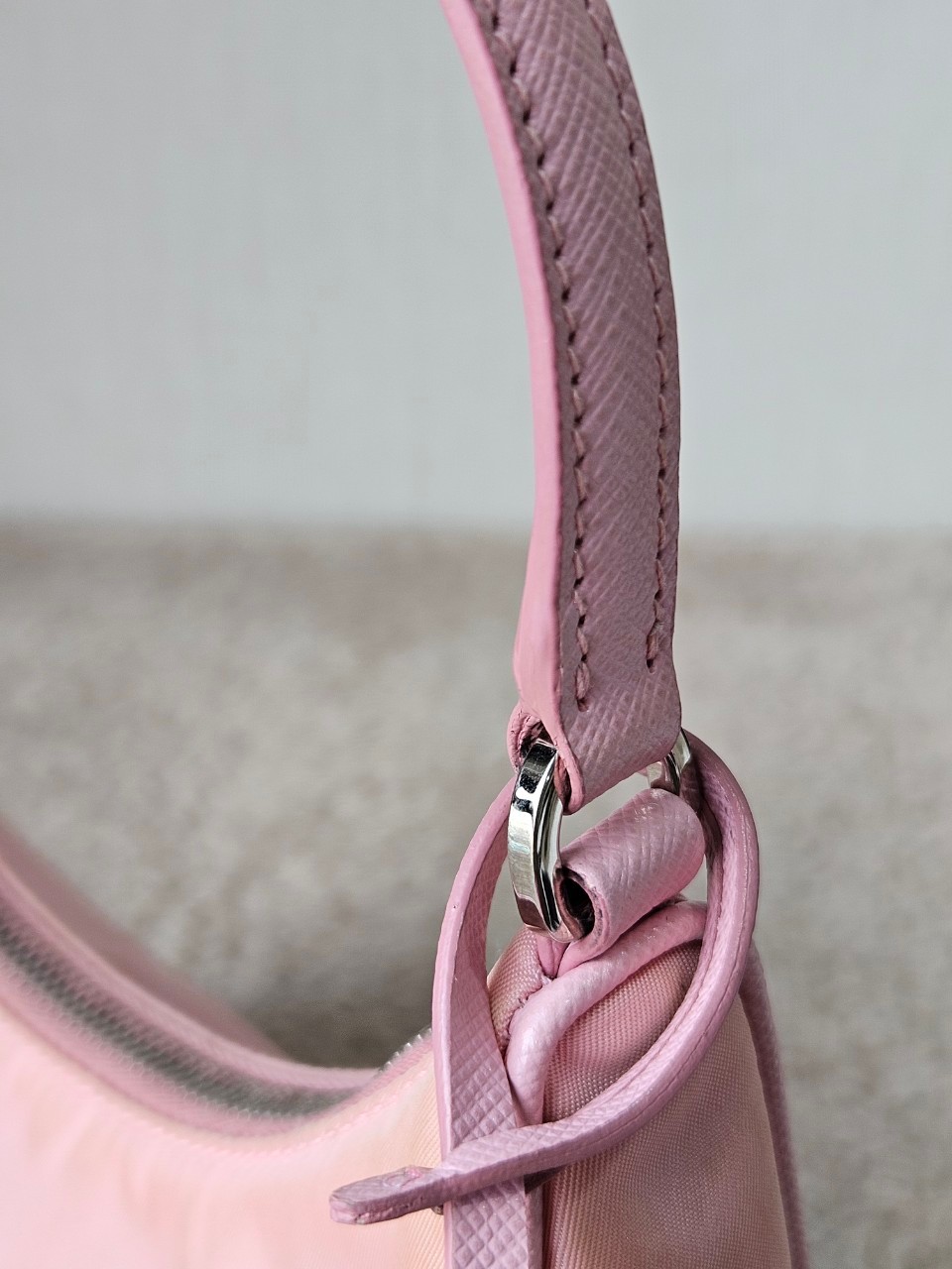 Prada Re-Edition 2005 Re-Nylon หูหนัง สีชมพู