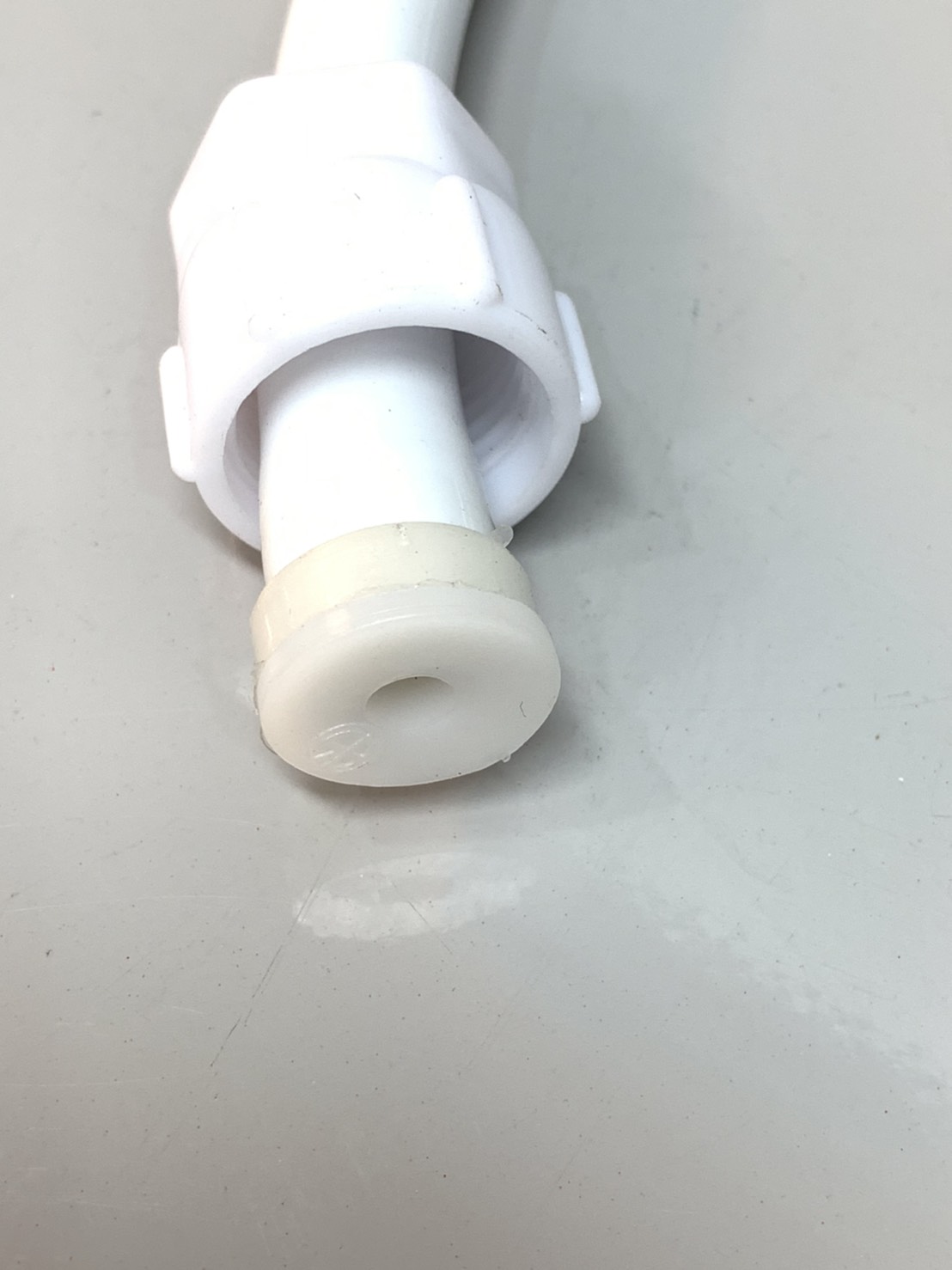 สายชักโครกพีวีซี สีขาว 1/2" x 5/8"