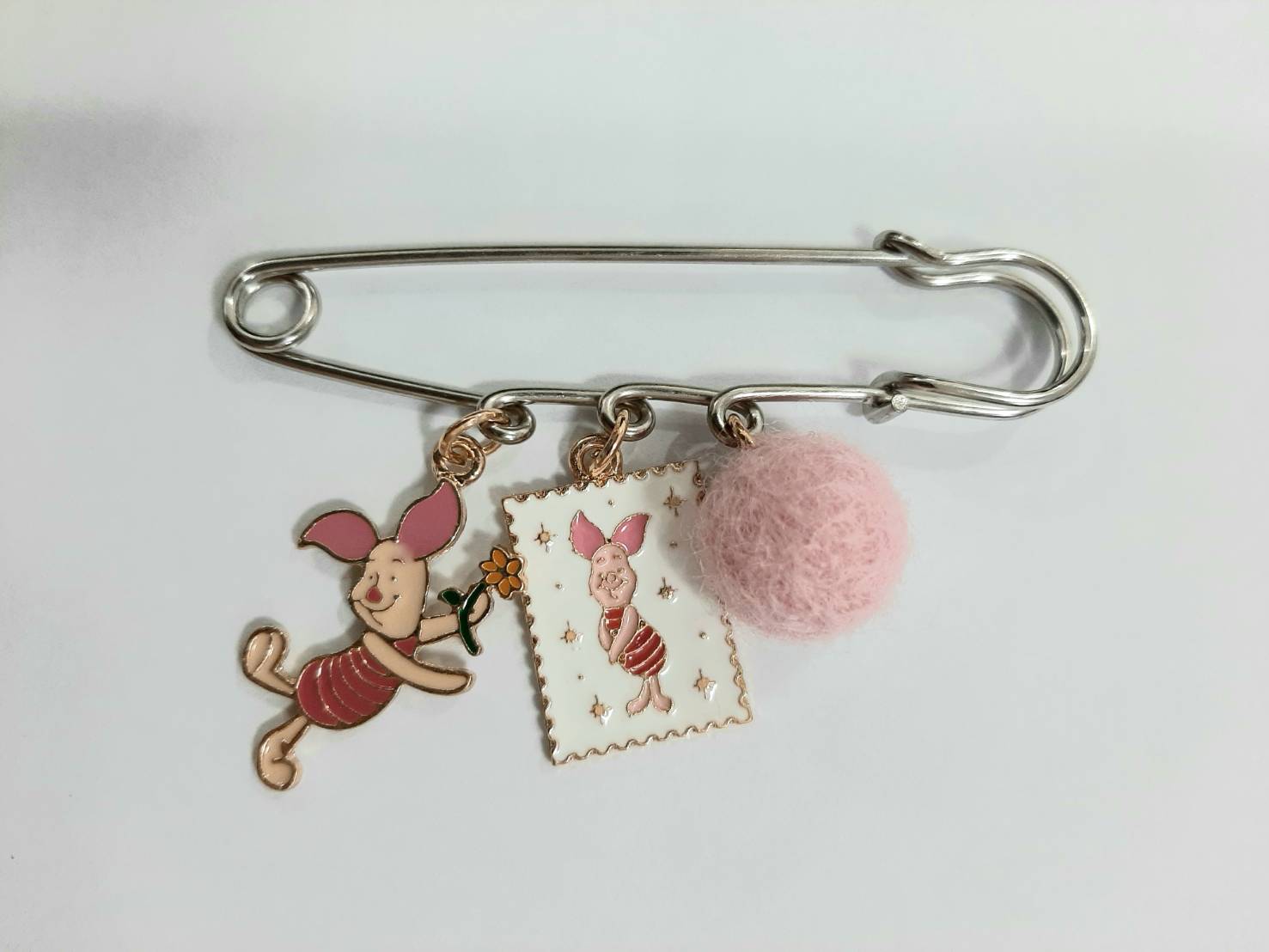 เข็ดกลัดติดท้อง Piglet