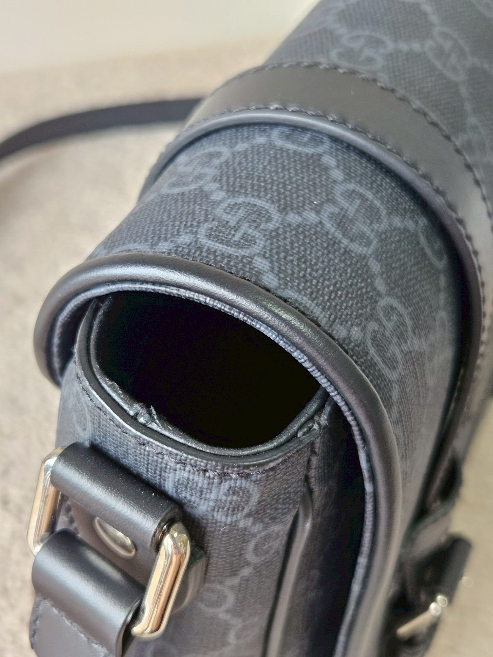 gucci messenger black GG