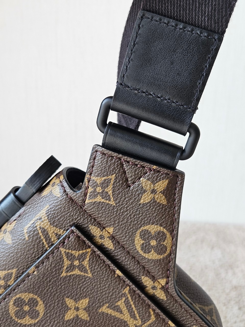 LV S-Lock Slingbag Microchip