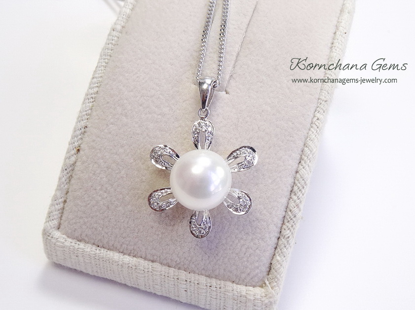 จี้มุกแท้หวานๆรูปดอกไม้ ตัวเรือนเงินแท้ดีไซน์เป็นกลีบดอกไม้หวาน เม็ดมุกขนาด 12 mm. luster สวยงามมากค่ะ ความยาวจี้รวมตัวเรือน 2.5 cm.