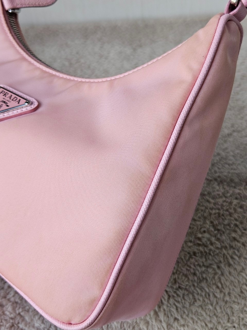 Prada Re-Edition 2005 Re-Nylon หูหนัง สีชมพู